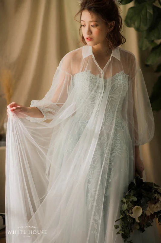 套上罩衫與一般傳統婚紗更為不同,很有特色的一款禮服。