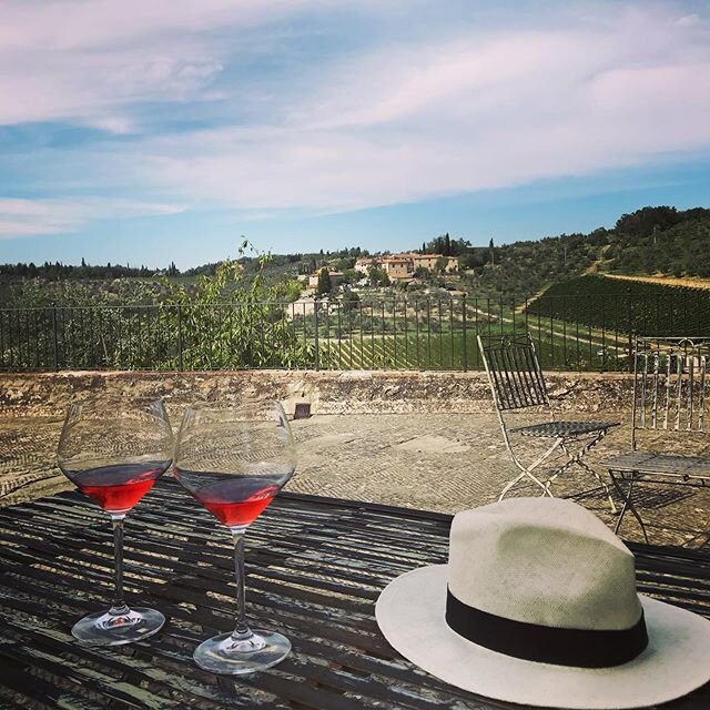 🇮🇹 memories, wine tasting in Tuscany 🍷 .
.
Not in Italy right now but still drinking lots of Italian wines 🙃
#thinkgloballylivelocally #tuscany #winetasting #castellodiama #italy