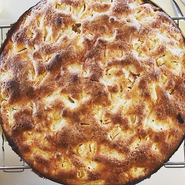 French Apple Cake 🍎 🍏 .
.
#bakinginquarantine #thinkgloballylivelocally #thinkgloballyeatlocally #schroonlake #applecake #baking