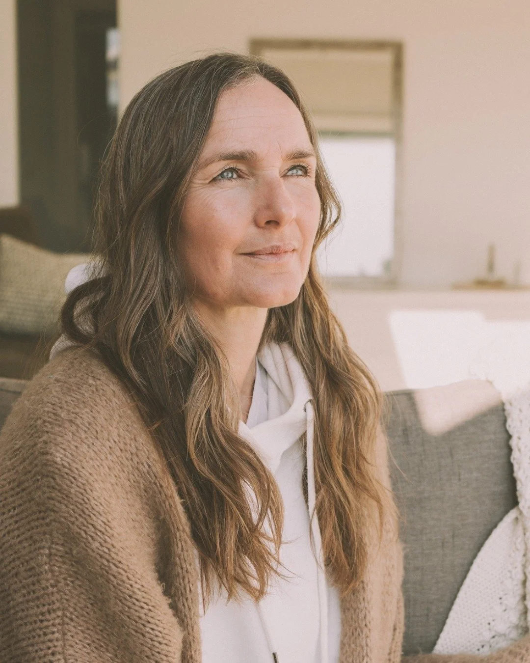 Strahlende Weiblichkeit beginnt innen.
In dem Moment, in dem du dir selbst Raum gibst.
Dich spürst. Atmest.
Dich erinnerst, wie kraftvoll du bist – in der nährenden Stille. Es ist eine Rückkeht, zu dem was du bereits bist. Wunder