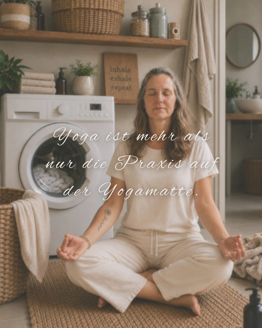 Yoga passiert nicht nur auf der Matte. ✨

Vielleicht zeigt sich Yoga sogar genau dann, wenn rund um uns alles gleichzeitig passiert &ndash; zwischen W&auml;schebergen, Gedankenchaos und Alltagstrubel.

Ein Moment zum Innehalten. Beobachten. Durchatme