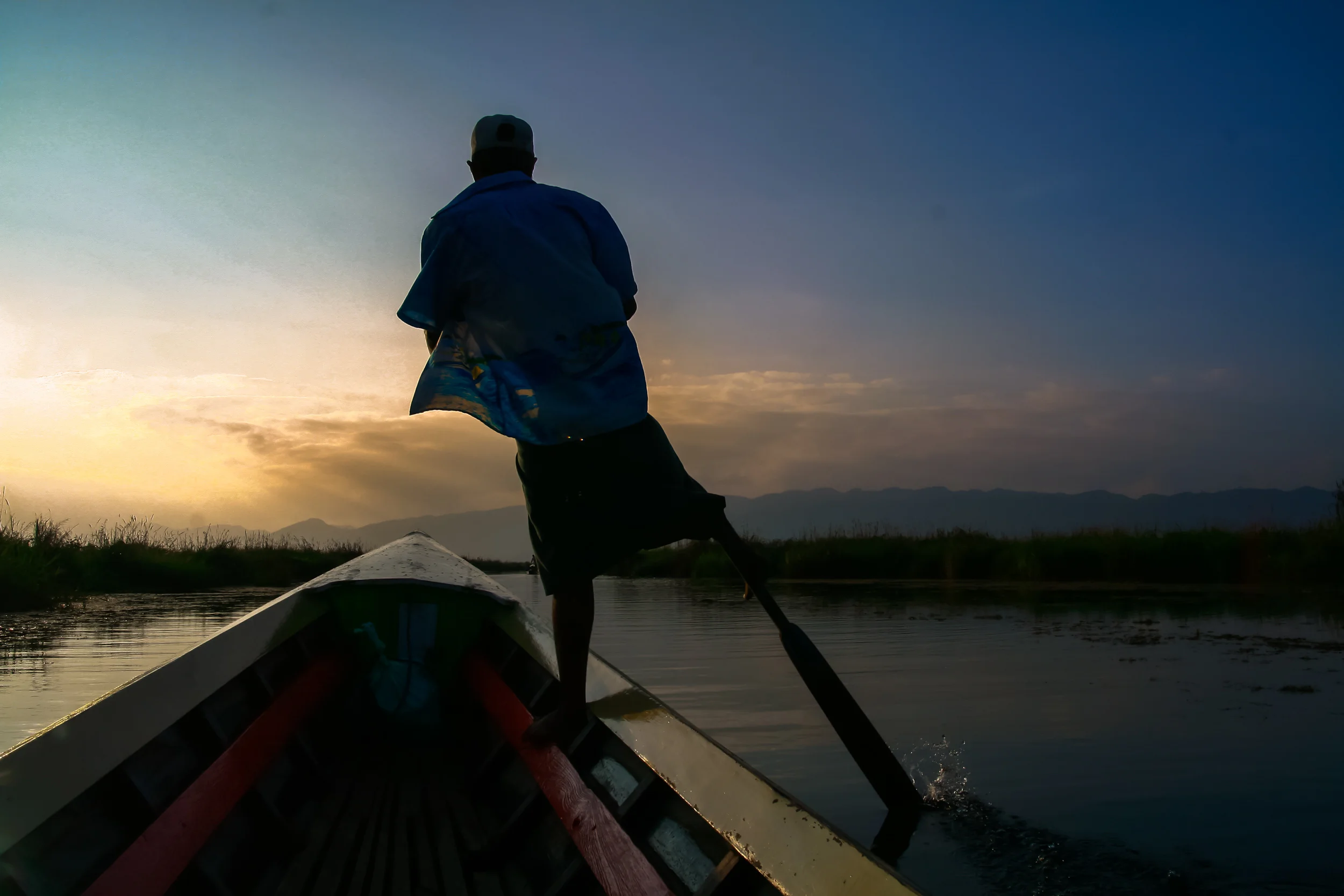 one leg boat rowing technique at Inle Lake.jpg