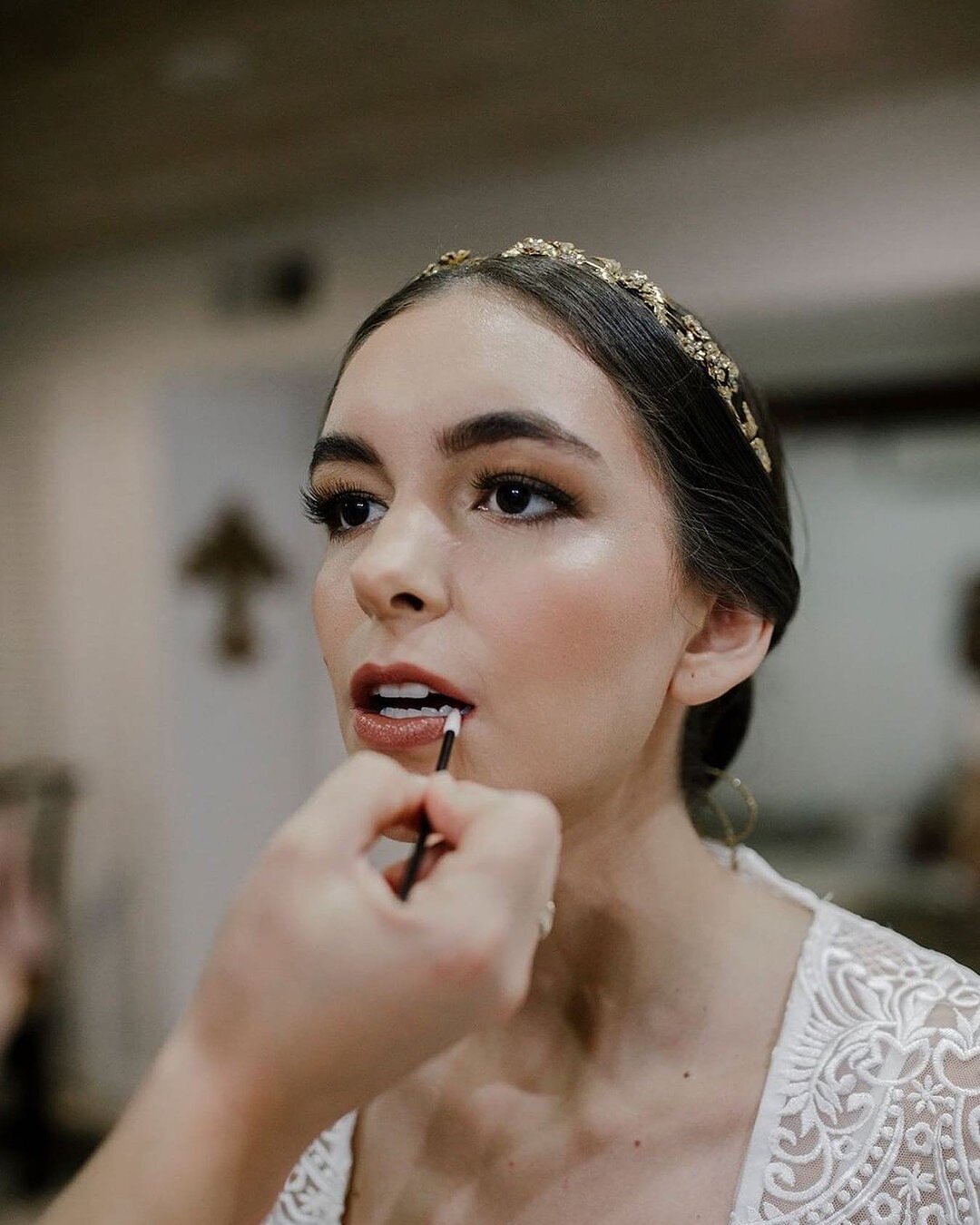 Final touches before her first look. Love this moment captured by @brandisisson! It highlights the thoughtful and seamless detail in Julieta&rsquo;s look.

Photo: @brandisisson
Beauty: @jolieartistryco
Venue: @chotafalls