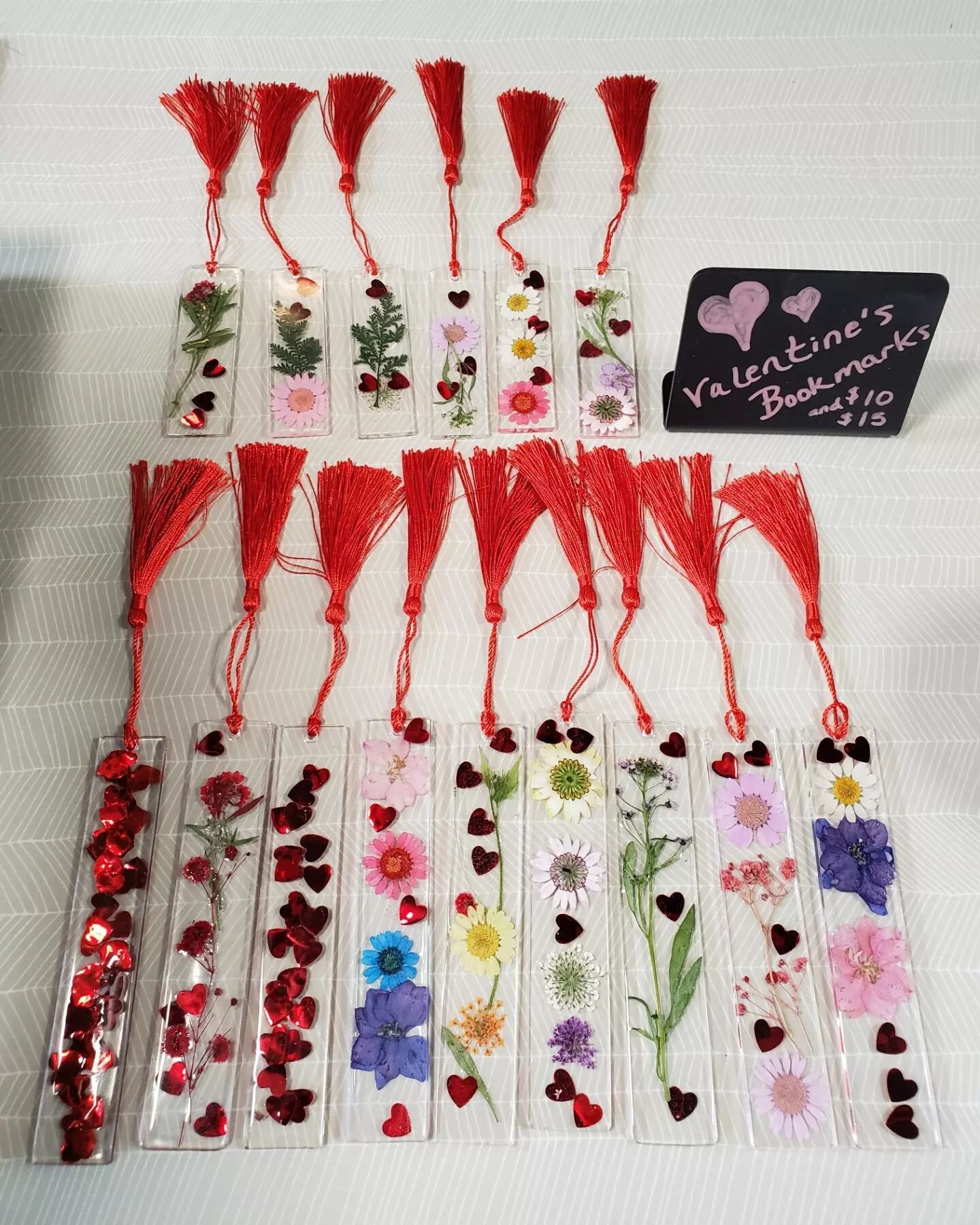 ❤ New and adorable Valentine's Day themed bookmarks 💟 created by local artist Kim Downs. 

#readersgardenbookstore #readersgardenohio #granvilleohio #localart #localartist #bookmark #valentinesday #art #heartart