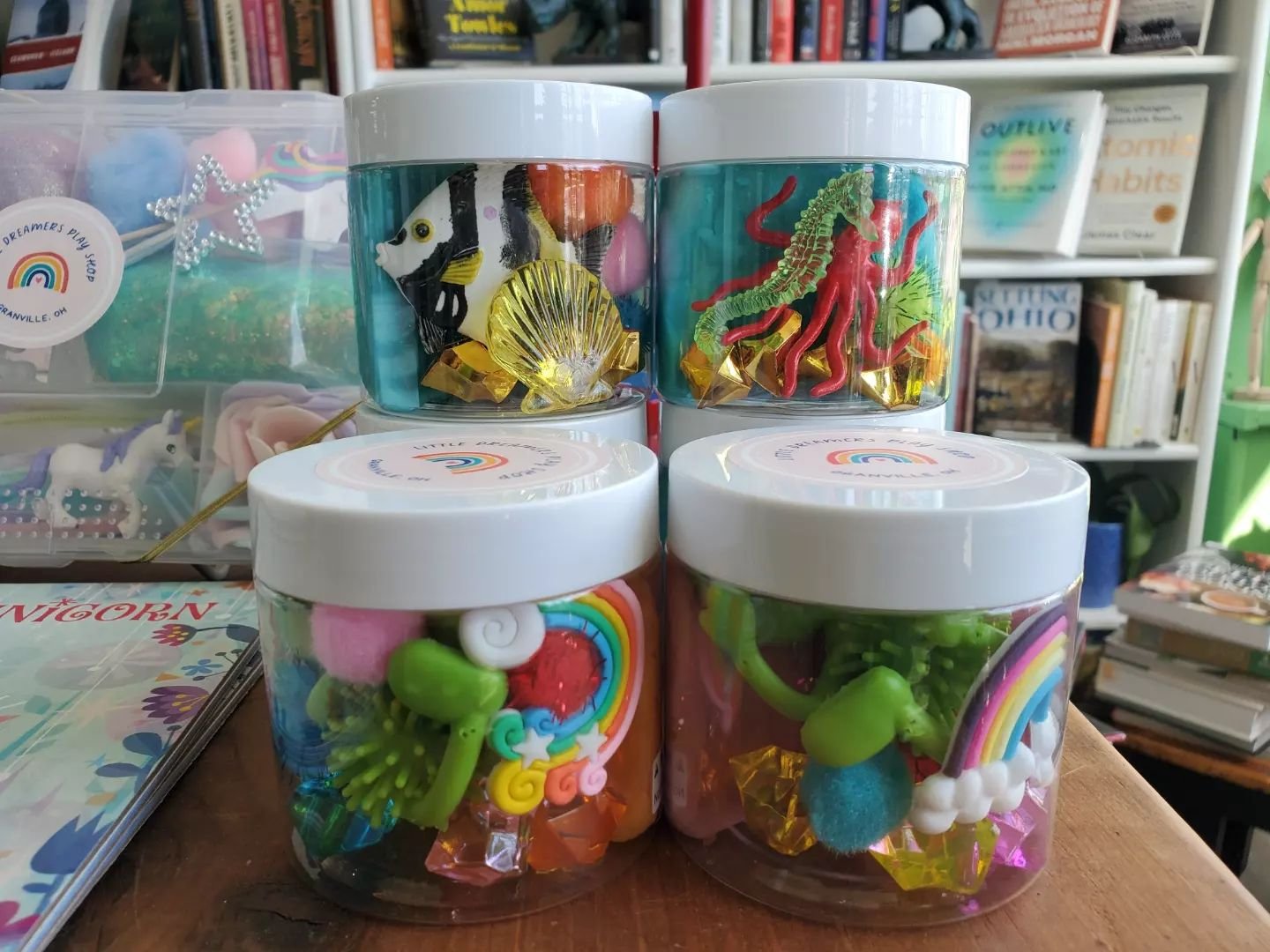 New and adorable Little Dreamers' Play Shop Jars are here! 💟 Ocean Jar 🐙🐠and Smiley Rainbow Jar 😊🌈
We've also got Mermaid🧜&zwj;♀️, Dinosaur🦖, and Spring Bunny Jars 🐰 and Space ✨ and Unicorn Kits. 🦄

#readersgardenbookstore #readersgarden #gr