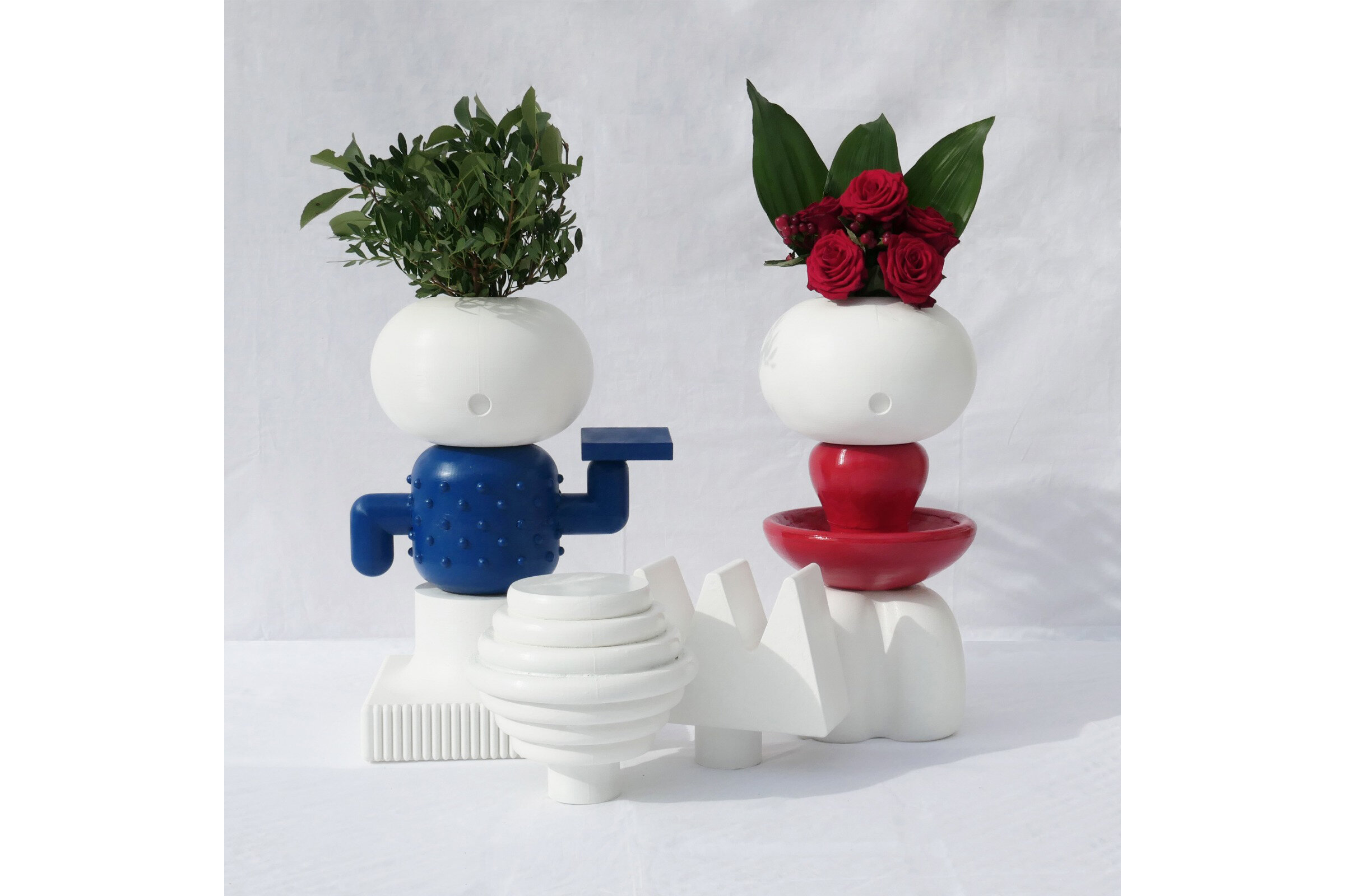  Oggetto: vaso/scultura  Anno: 2020  Materiali: PLA plastica riciclata stampata in 3D  Descrizione: La coppia rappresenta in modo astratto un’immagine divertente e stilizzata di uomo e donna, fatta di quattro pezzi stampati in 3D assemblati poi insie