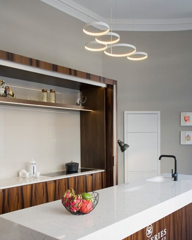 We love how this SUPER 8 pendant light adds to the wood and white combo going on in this kitchen by @sculleries .
.
#LeDeunLuminaires #madeinfrance #interiordesigners #lightingdesigners #since1997 #architecturedesign #ledeun #leddesign #lightingdesig