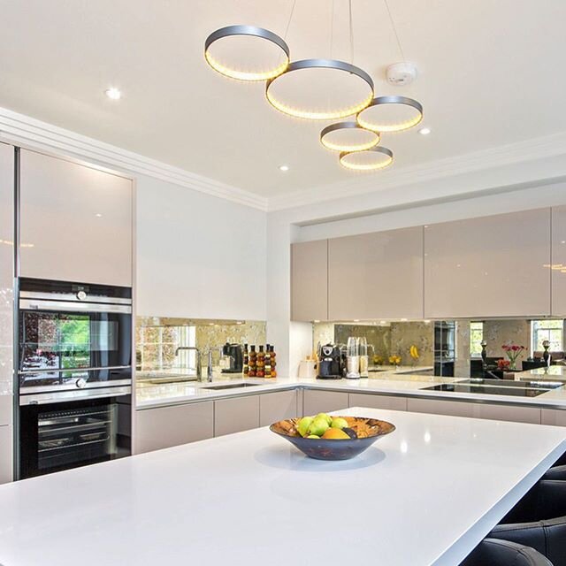 SUPER 8 in matte steel is the star of this contemporary kitchen by @incasainteriors
.
.
#LeDeunLuminaires #madeinfrance #interiordesigners #lightingdesigners #since1997 #architecturedesign #ledeun #leddesign #lightingdesigners #led #circularlighting 
