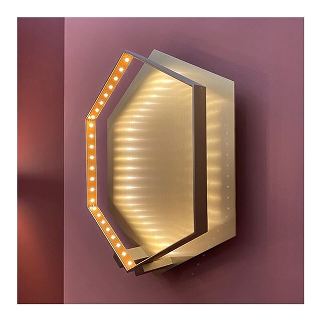 HEXA Wall fixture providing direct and indirect light. Available in black, white and brushed brass
.
.
#LeDeunLuminaires #madeinfrance #interiordesigners #lightingdesigners #since1997 #architecturedesign #ledeun #leddesign #lightingdesigners #led #ci