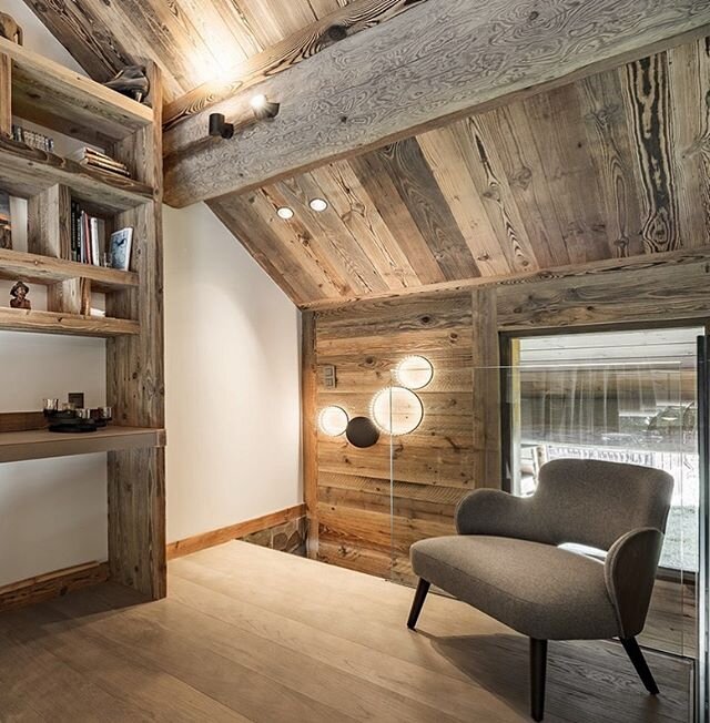 Neutral tones and SIRIUS Wall fixture are the key elements of this cosy corner at a very sophisticated chalet. Interior design by @refugeinterior
.
.
#LeDeunLuminaires #madeinfrance #interiordesigners #lightingdesigners #since1997 #architecturedesign