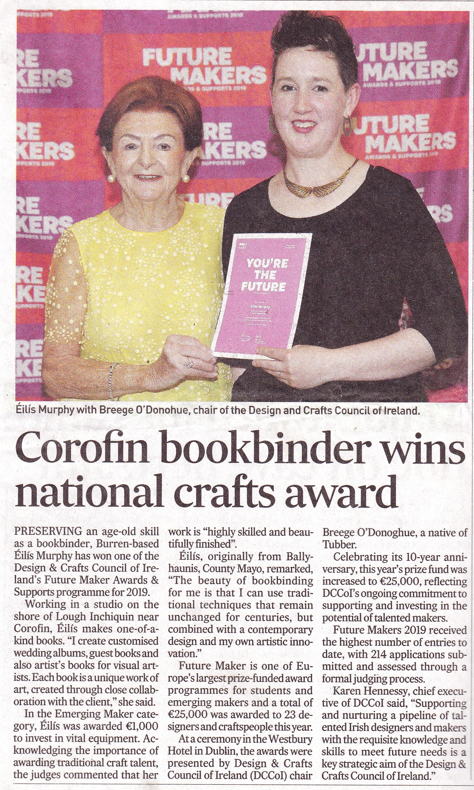 Bookbinder Éilís Murphy receiving award