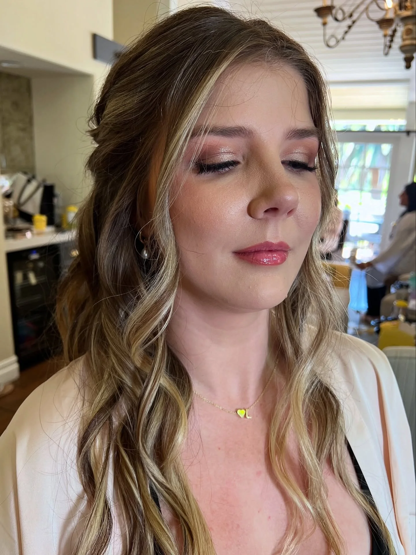 golden shimmer ☑️
rosy glossy lips ☑️
skin glowing✨✨✨☑️

makeup by me @jennquinnbeauty 
hair by @hairglow.byleslie 
agency @megoharebeauty 

#bridalmakeup #bridesmaidmakeup #ocmakeupartist #lamakeupartist #naturalglam #softglam