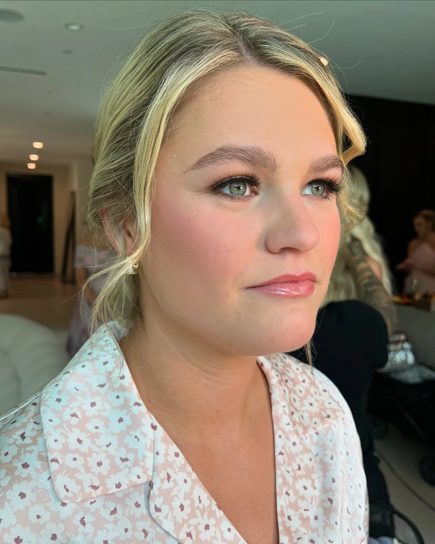 Been loving a pinky cheek and lip combo lately 💕 soft natural glam for this beautiful bridesmaid 
.
.
eyes:
@maccosmetics soft brown shadow
@charlottetilbury pillowtalk palette 
@kosas nano brow pencil
@danessamyricksbeauty Colorfix black

skin:
@de