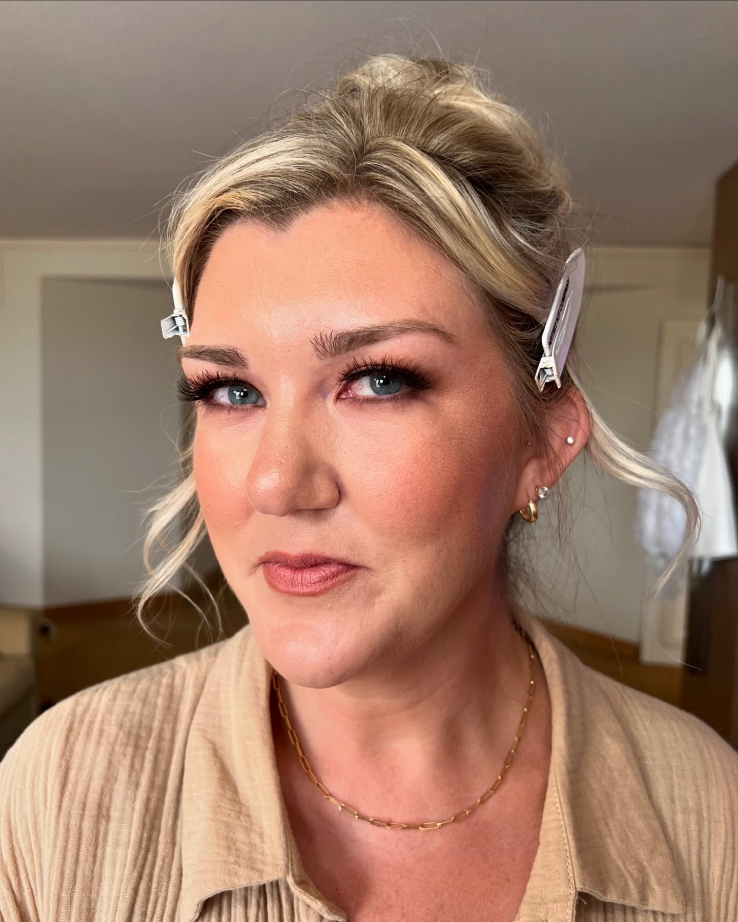 warm smokey eyes to make that beautiful blue pop 💥
.
.
.
.
makeup by me @jennquinnbeauty 
hair: @hairbyamandafeauto 
agency: @megoharebeauty 
.
.
#ocmakeupartist #bridalmakeup #weddingmakeup #bridesmaidmakeup #sanclementemakeupartist #carlsbadmakeup