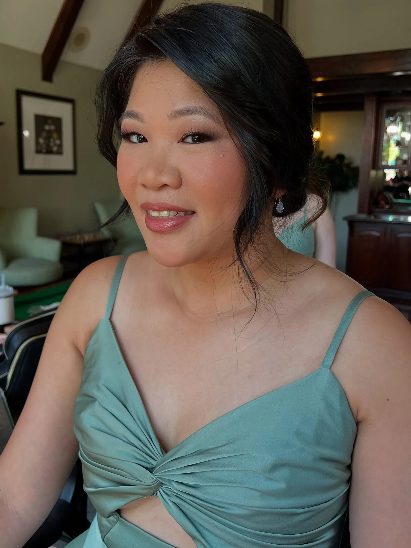 kind of obsessed with her whole look 😍

golden smokey eyes and fresh glowy skin will always be that girl✨

makeup by me @jennquinnbeauty 
hair @bytaarymoy 
agency @megoharebeauty 

.
.
.
#laweddingmakeupartist #ocweddingmakeupartist #ocmakeupartist 