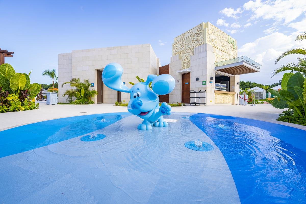 Theming-Aqua-Nick-at-Nickelodeon-Hotel-and-Resort-Cancun-Mexico-Photo01.jpg
