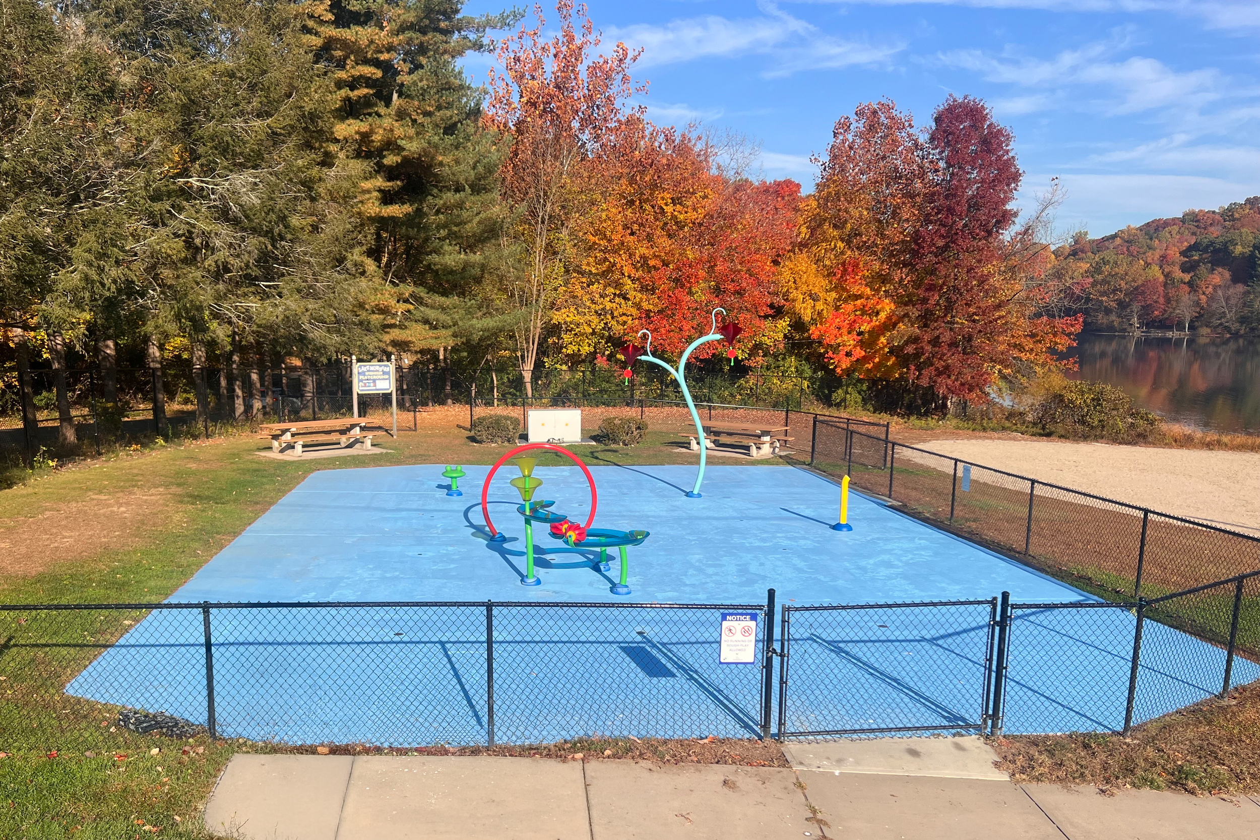 Lake Mohegan Splash pad before Life Floor - Blue, brushed concrete