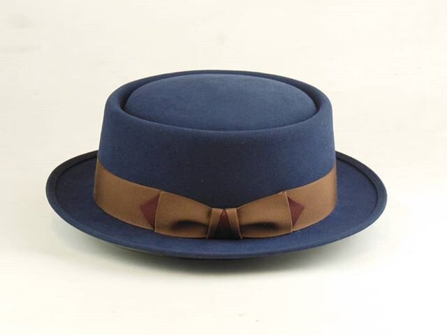 Did somebody say Pie!
Well here is a cool porkpie in our Marine blue rabbit felt. 3 1/2&quot; porkpie crown with 1 1/2&quot; copper ribbon and burgundy bow accents. 1 3/4&quot; snap brim with double stitched over welted edge.
.
.
.
.
.
#northwesthats