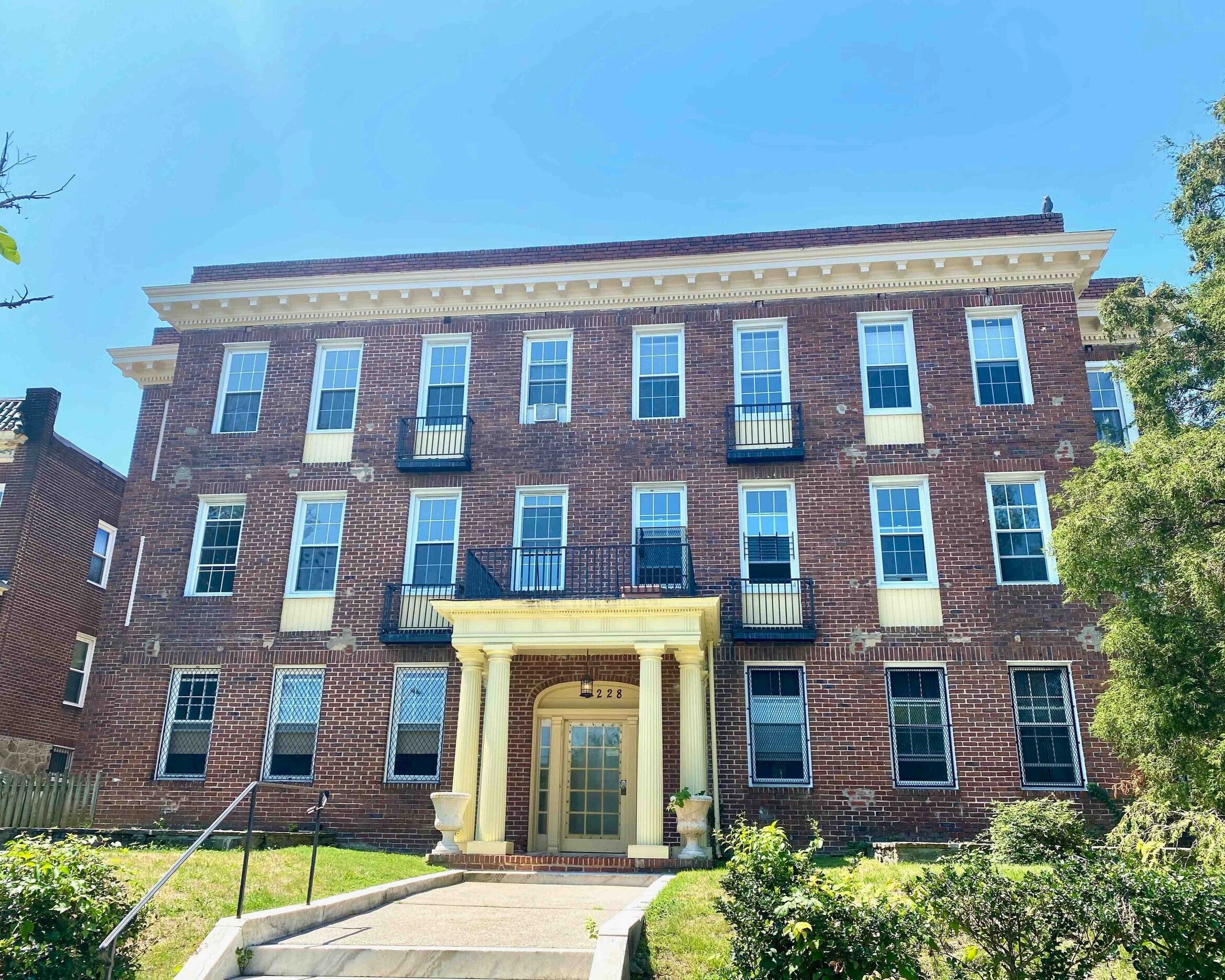 Louiston Court Apartments