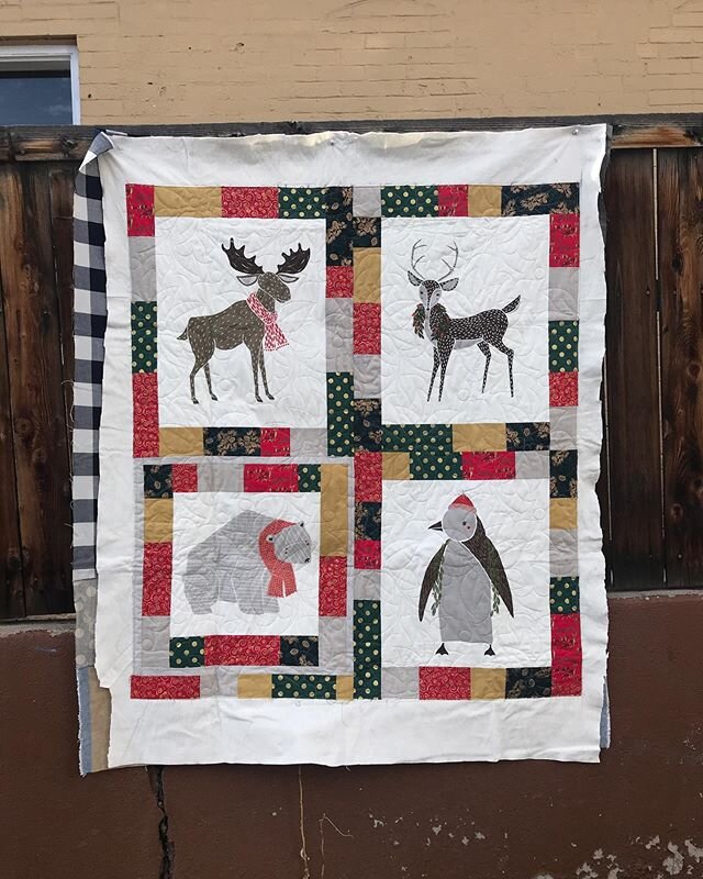 happy christmas! this little cutie was made by @kellycolleran and was quilted with a super festive quilting pattern. thanks, kelly! 🎄