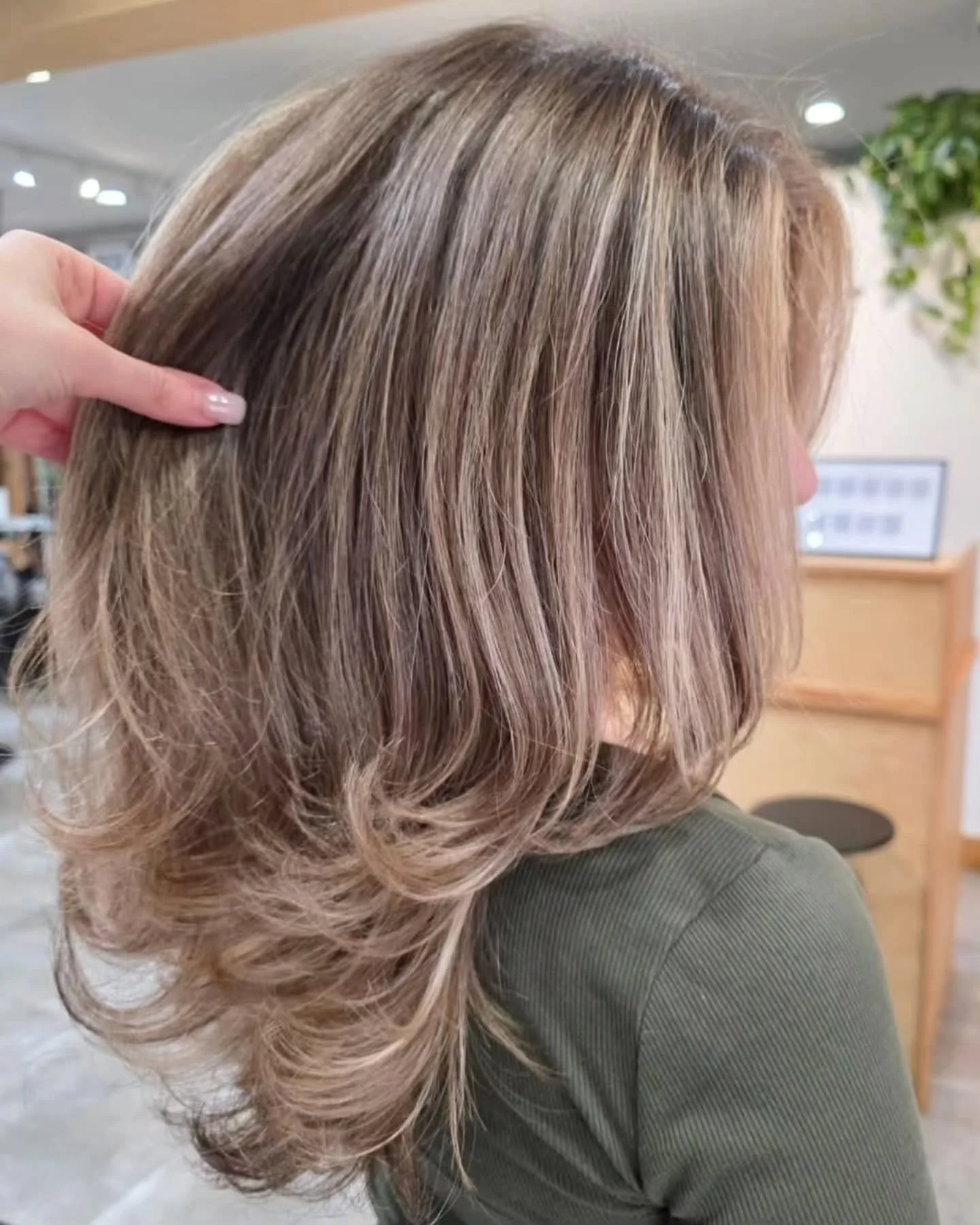 Mari @hairbymariangel 
&bull;
#loahair #bergencountyhairsalon #bergencountyhair #bergencountysalon #njsalon #njhairsalon #njhairstylist #njhair #balayage #foilayage #hairpainting #bergencountymoms #bergenmama #bergenmoms #bergencounty #bergencountynj
