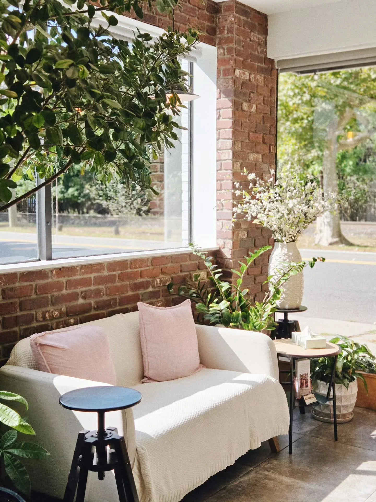 .
Not just a salon, but your little sanctuary of style + serenity. 💆&zwj;♀️🌿
.
.
.
#loahair #bergencountyhairsalon #bergencountyhair #bergencountysalon #njsalon #njhairsalon #njhairstylist #njhair #balayage #foilayage #hairpainting #bergencountymom