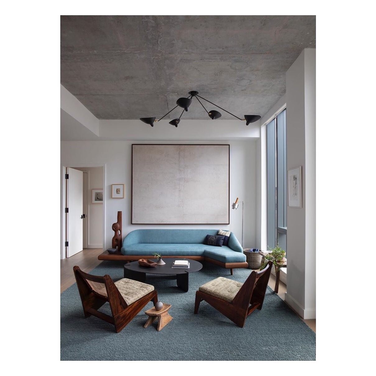 My kind of pied-á-terre &bull; this brilliant space designed by @sandraweingort hits all the right notes - raw, balanced &amp; warm - all at the same time. 

📷: @freemanstudio