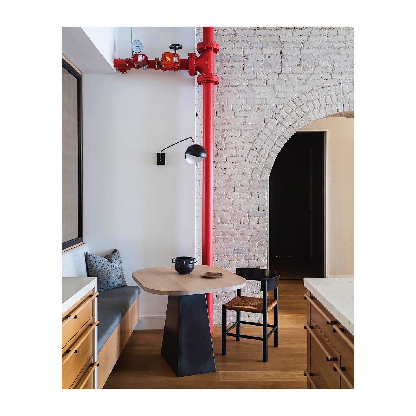 If there&rsquo;s something you can&rsquo;t change (see: steel pipe in your kitchen) I&rsquo;m all about the mindset of leaning into it, instead of trying to change it. 

Loving this little nook &amp; fun pop of red from @studio_db 📷: #matthewwilliam