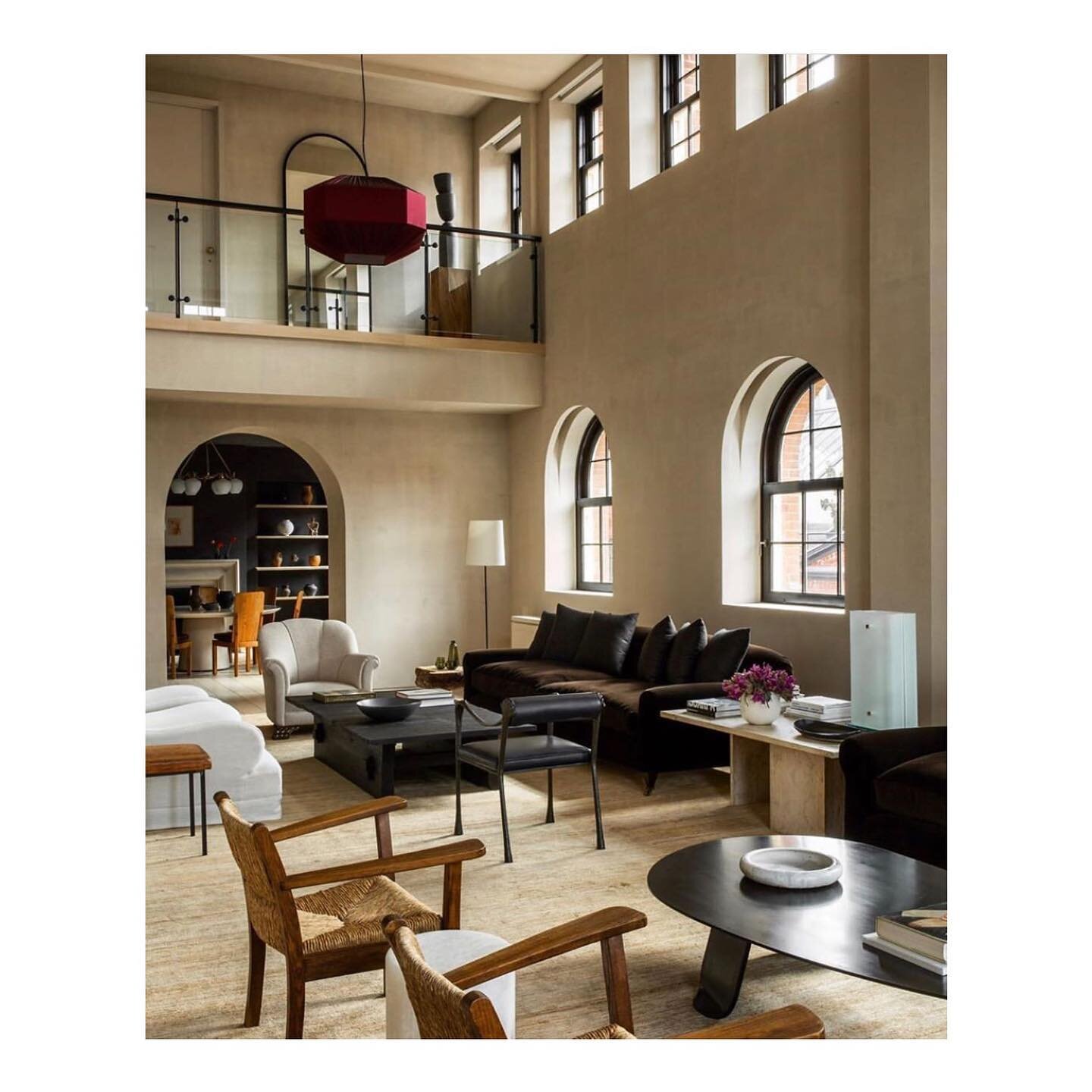 This project stopped me in my tracks 😍

@ashe_leandro transformed this sprawling New York apartment into a stunningly warm and inviting home. When can we move in? #texturetuesday 

📷: @shadedeggesphotography