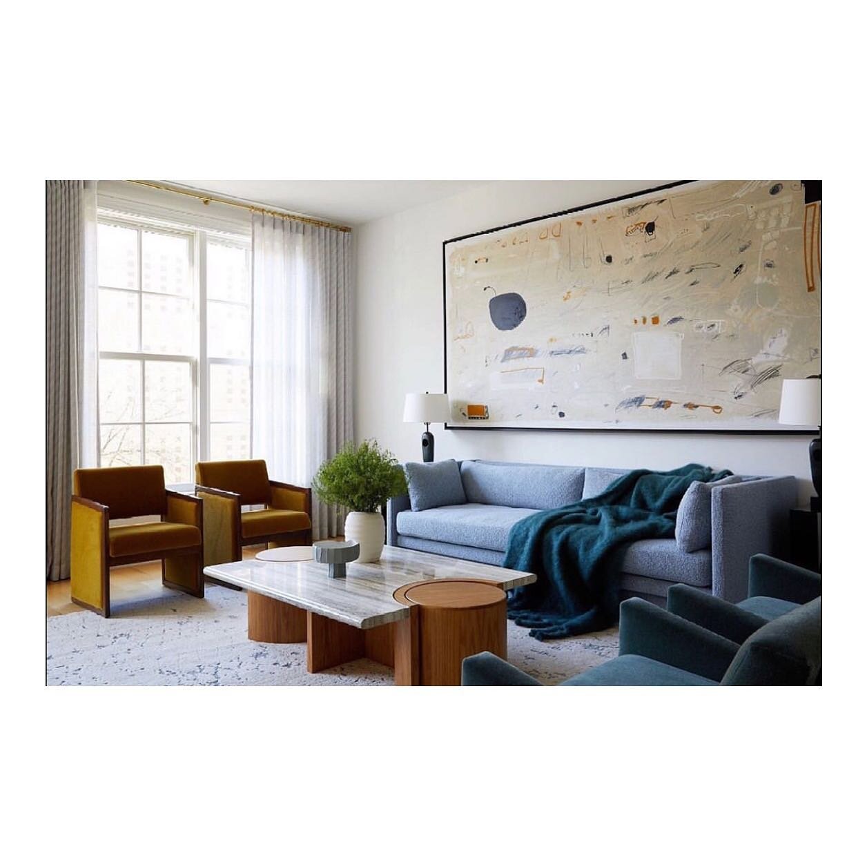 Would love to snuggle up in this cozy living space &bull; designed by @grisorodesigns 

📷: @kirstenrfrancis