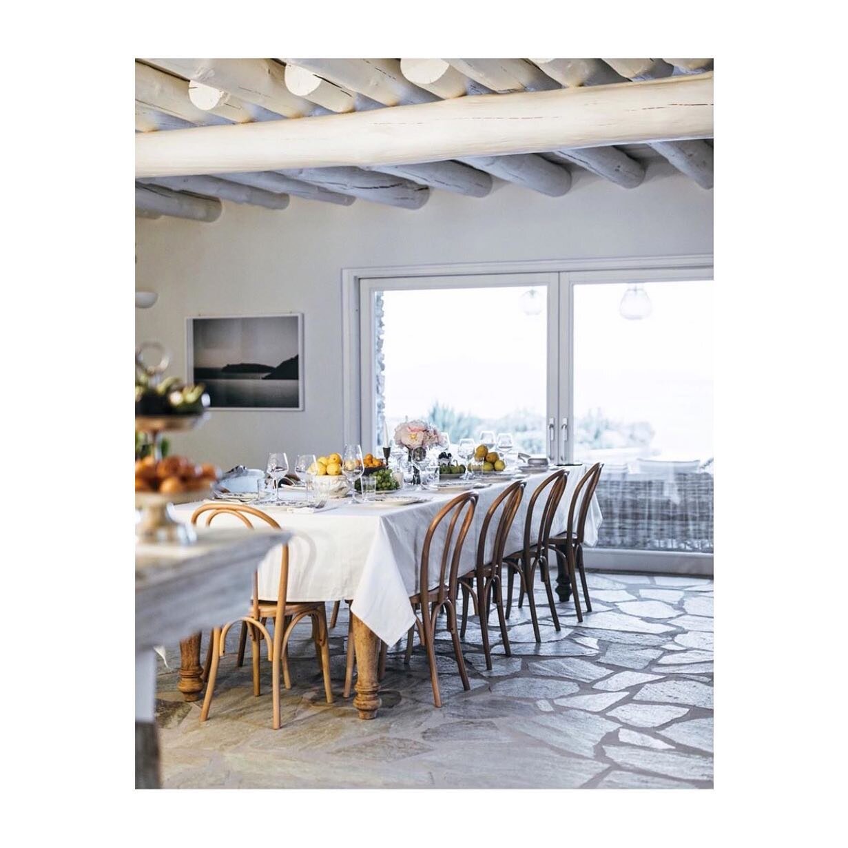 Two things we&rsquo;re dreaming about: dinner parties &amp; traveling &bull; This Greek tablescape at  @melisses.andros checks both boxes. Where will your first travel destination be? 

📷: @ingridhofstra