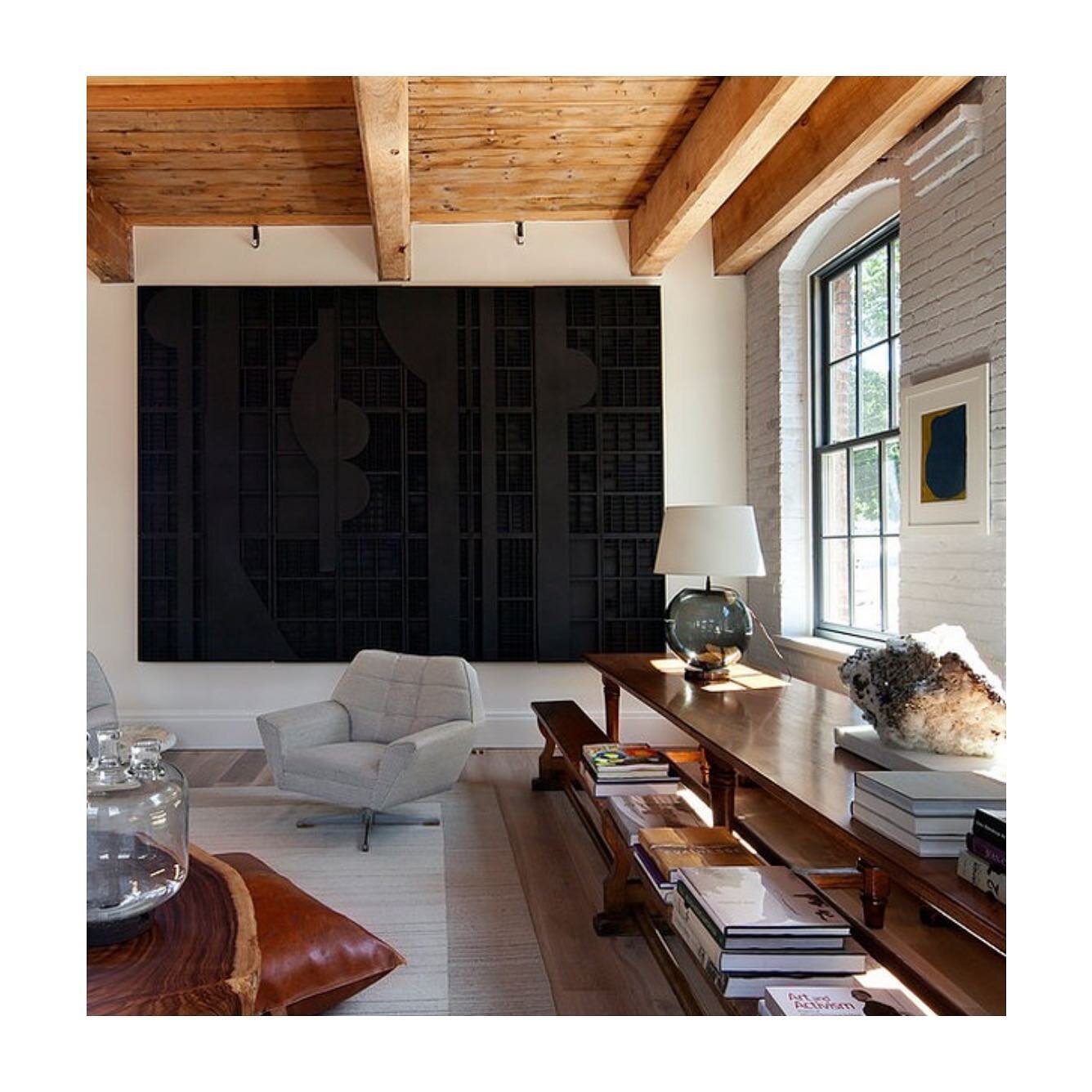 I love sculptural art. It&rsquo;s such a fun and unexpected way to add another layer of texture to your space. 

This piece by #louisenevelson is a true showstopper in this beautifully designed room by @fordhuniford