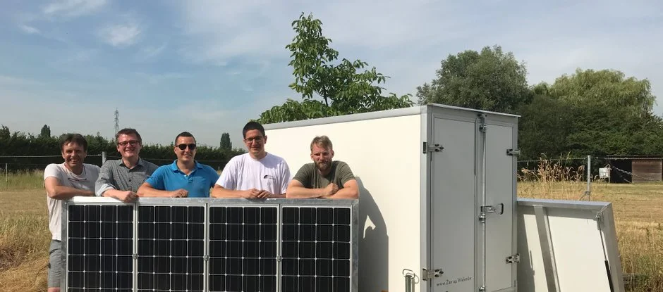 The team of ZON OP WIELEN during the construction of their trailer.