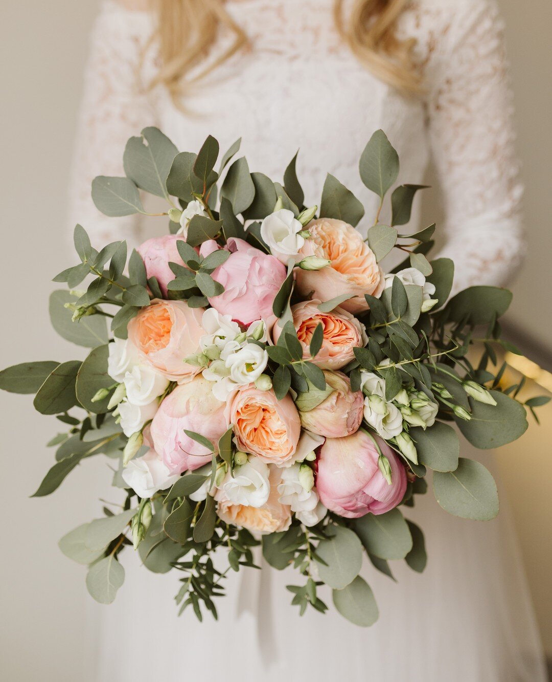 This feed needs something else than just faces, doesn't it? 💐⁠
⁠
In a wedding, I am always amazed at how everything is so thought through, and how so much time has gone into every single detail... It is so worth it capturing E-VERY-THING, so that th