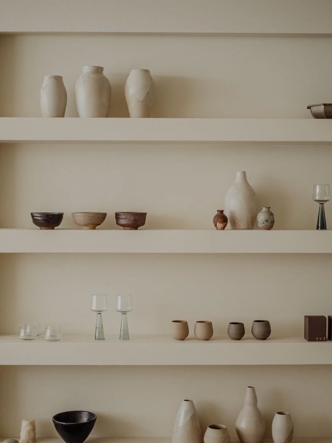 A glimpse inside our new studio and gallery, through @sabrinagrandl&rsquo;s lens &bull;
⠀⠀⠀⠀⠀⠀⠀⠀⠀
Soft moments and quiet details, captured in the stillness just before the doors opened, by our dear friend Sabrina, who travelled all the way from Switz