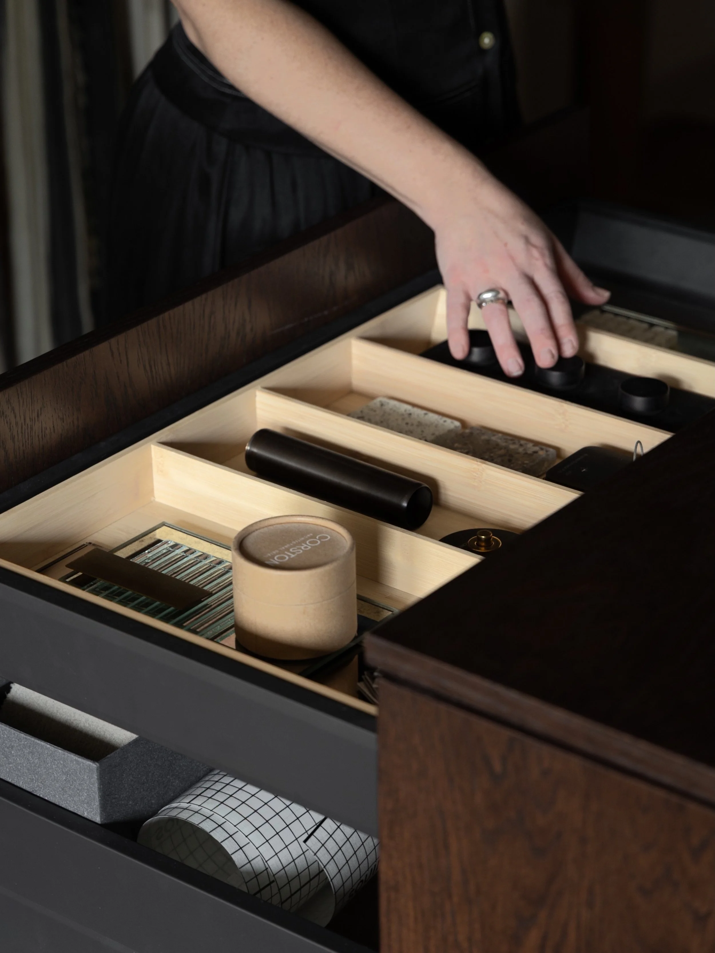 Alongside the bespoke joinery for the new studio, we also worked closely with @fronteriors to develop a series of furniture pieces throughout to elevate our spaces and add functionality to the studio. 
⠀⠀⠀⠀⠀⠀⠀⠀⠀
At the centre of the materials library