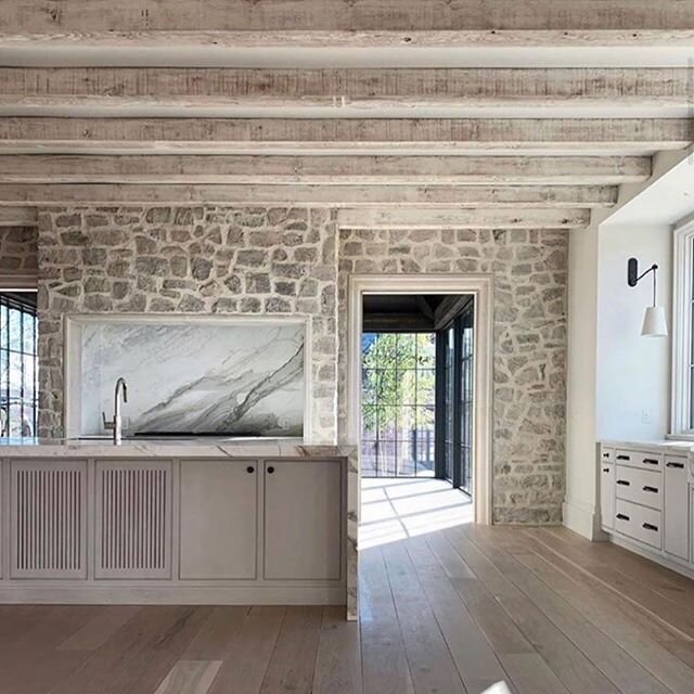 Soft tones in this beautiful kitchen by @seanandersondesign &bull;
&bull;
&bull;
&bull;
&bull;
#kitchendesign #ceilingdesign #woodbeams #stonewall #marble #wideplankfloors #kitchendetails #interiordesign #denverinteriordesign #housebeautiful #seanand