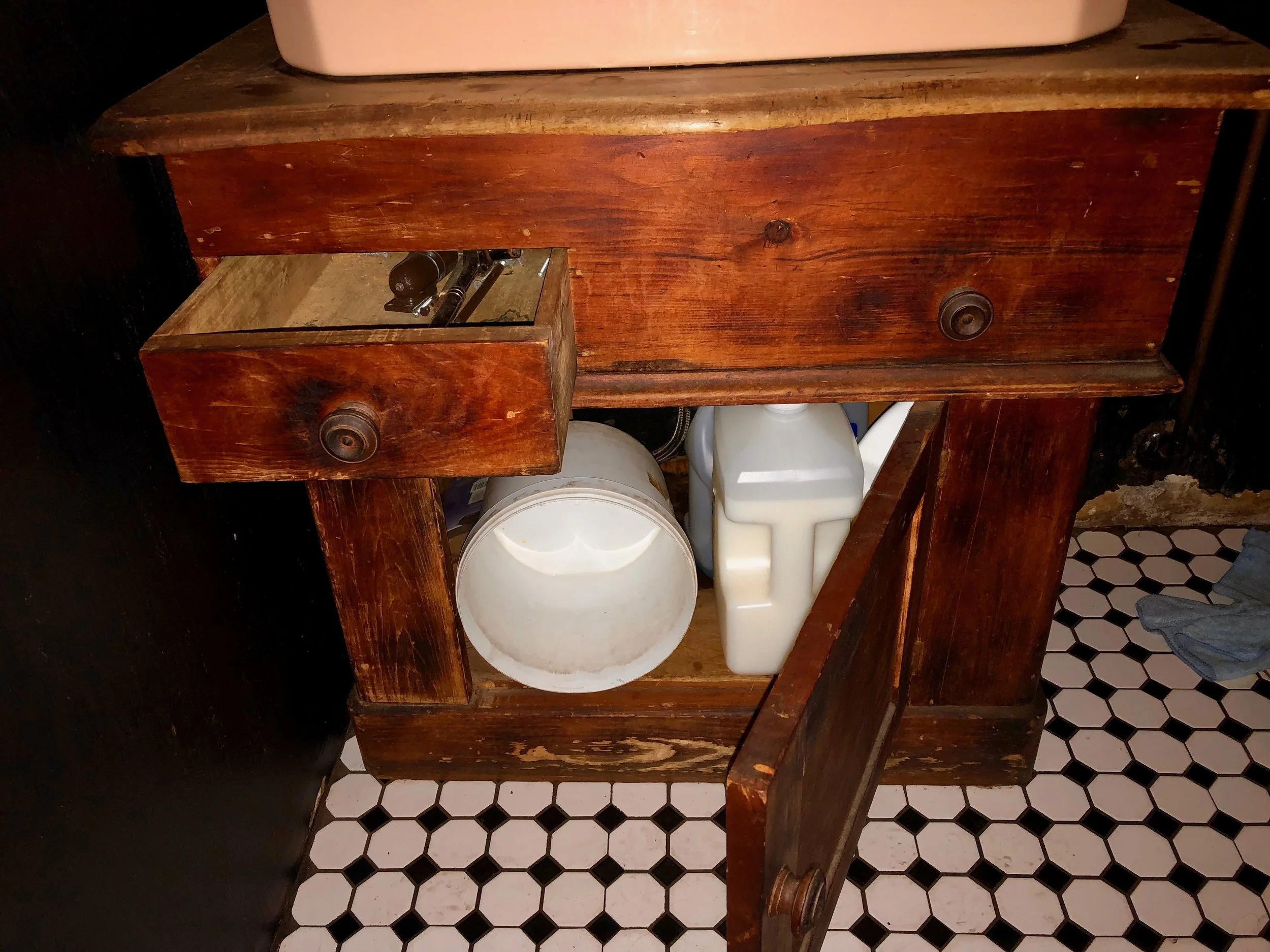 Black Brick Coffee - Williamsburg - Cabinetry in the bathroom