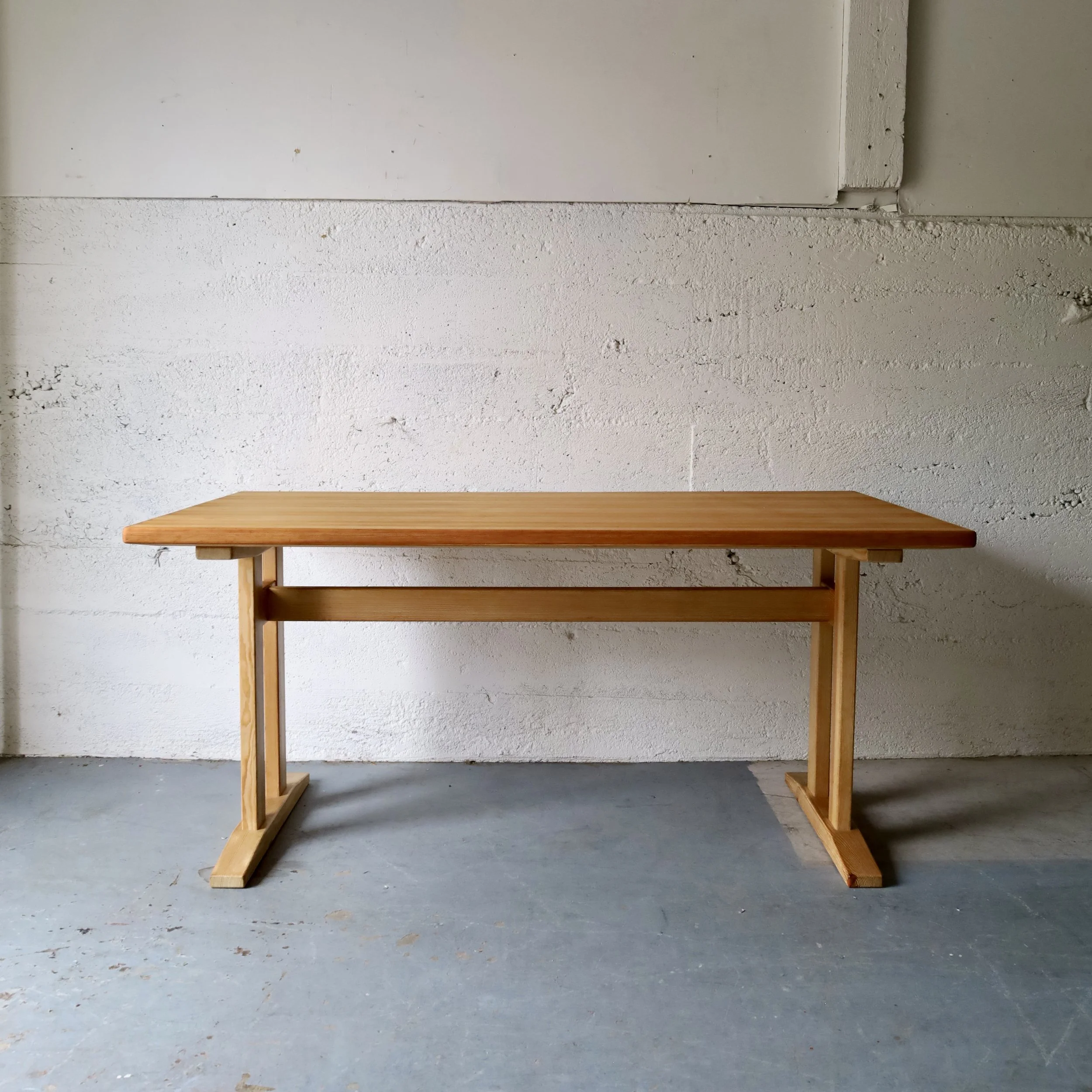 E33931 - 1970s Swedish dining table in Pine - Coming up!