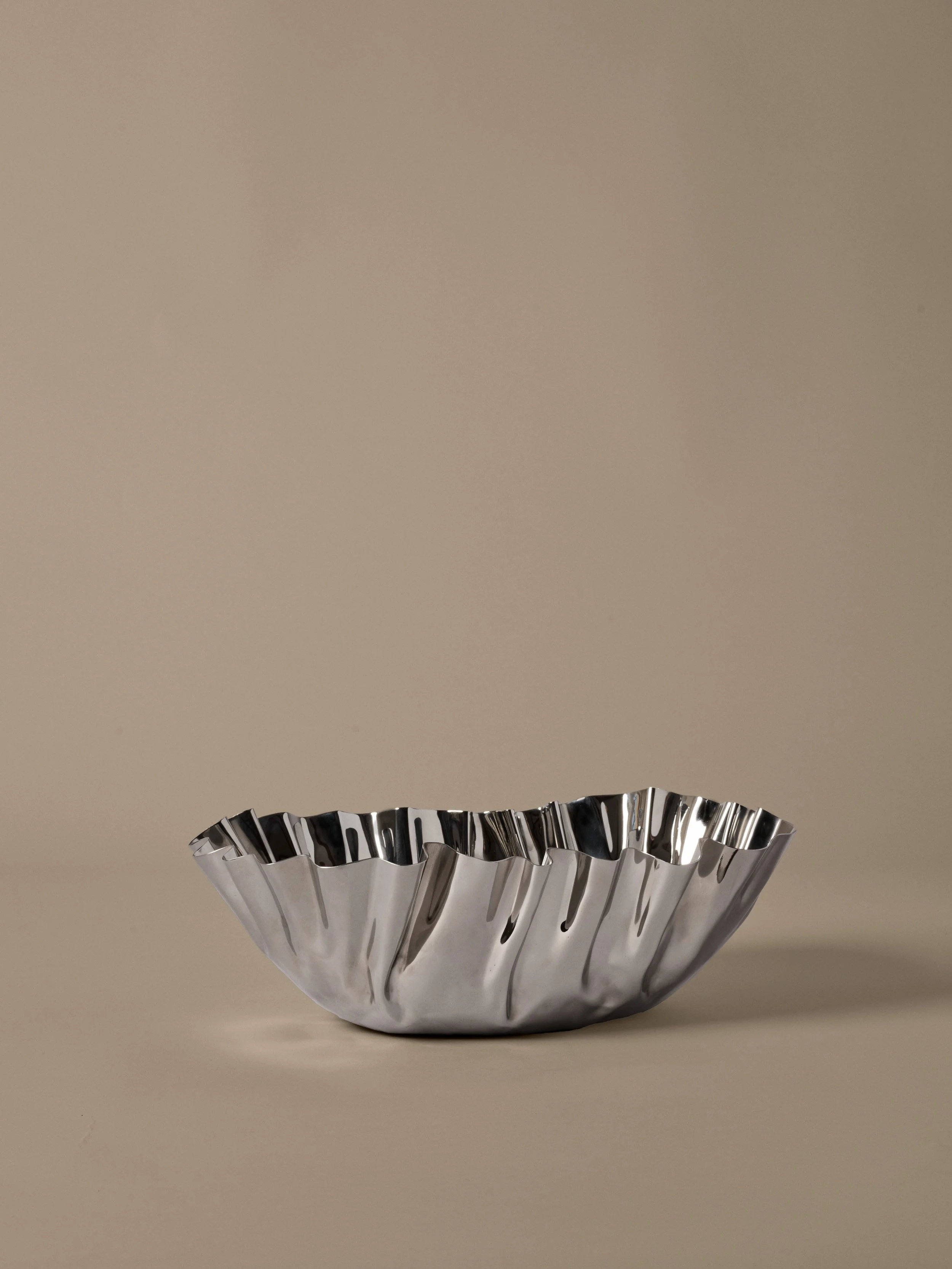FermLiving_AW25_PackshotsWithBackground_TydraBowl_H10_MirrorPolished_1104272385.jpeg