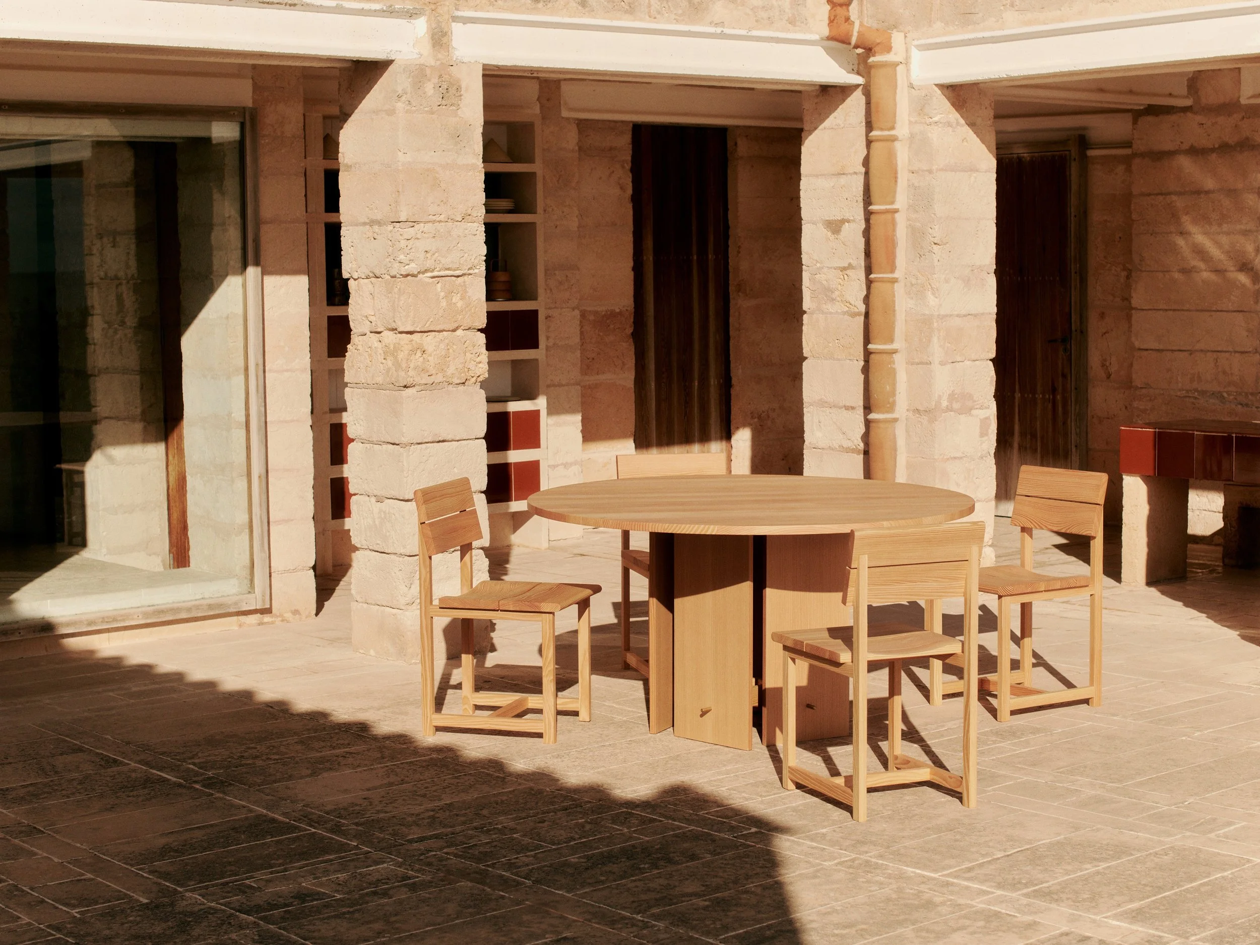 FermLiving_SS25_VistDiningChair_DouglasFir_1104271163_AukkoDiningTable_140_DouglasFir_1104271164.jpg