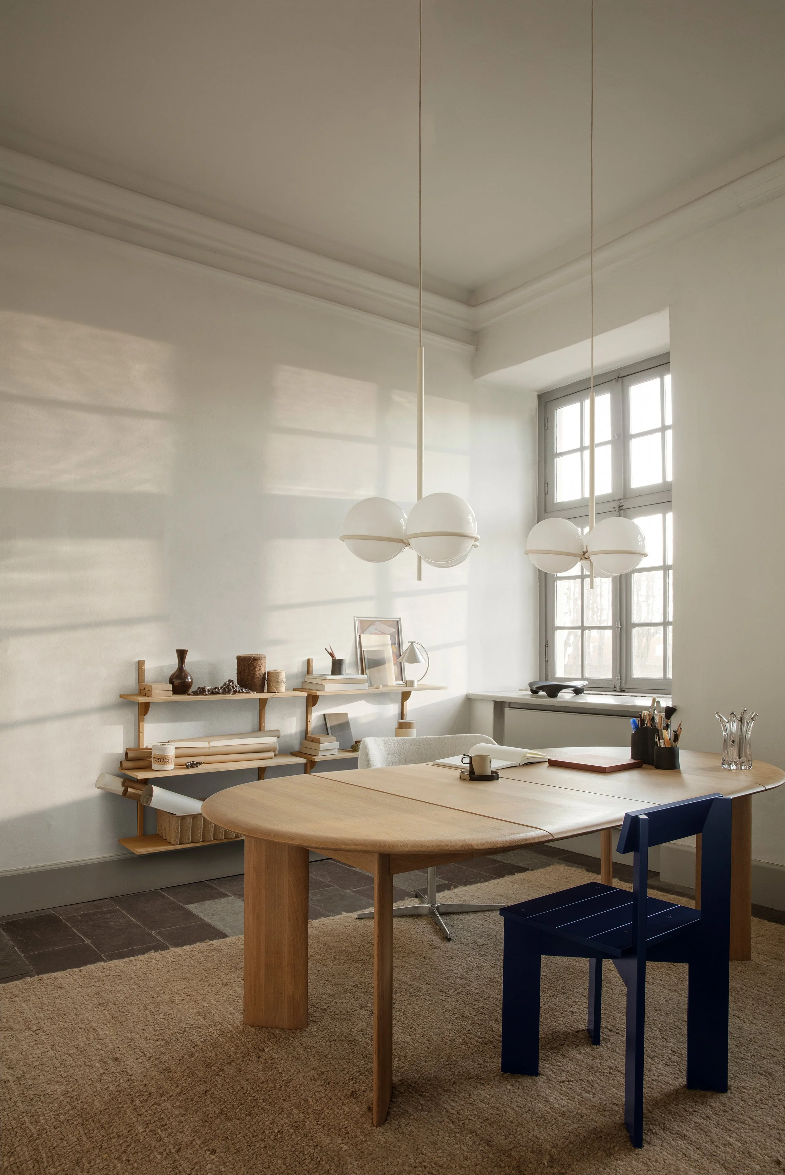 fermLIVING-SS22-ArkDiningChair-EraChandelier-image-1.jpg