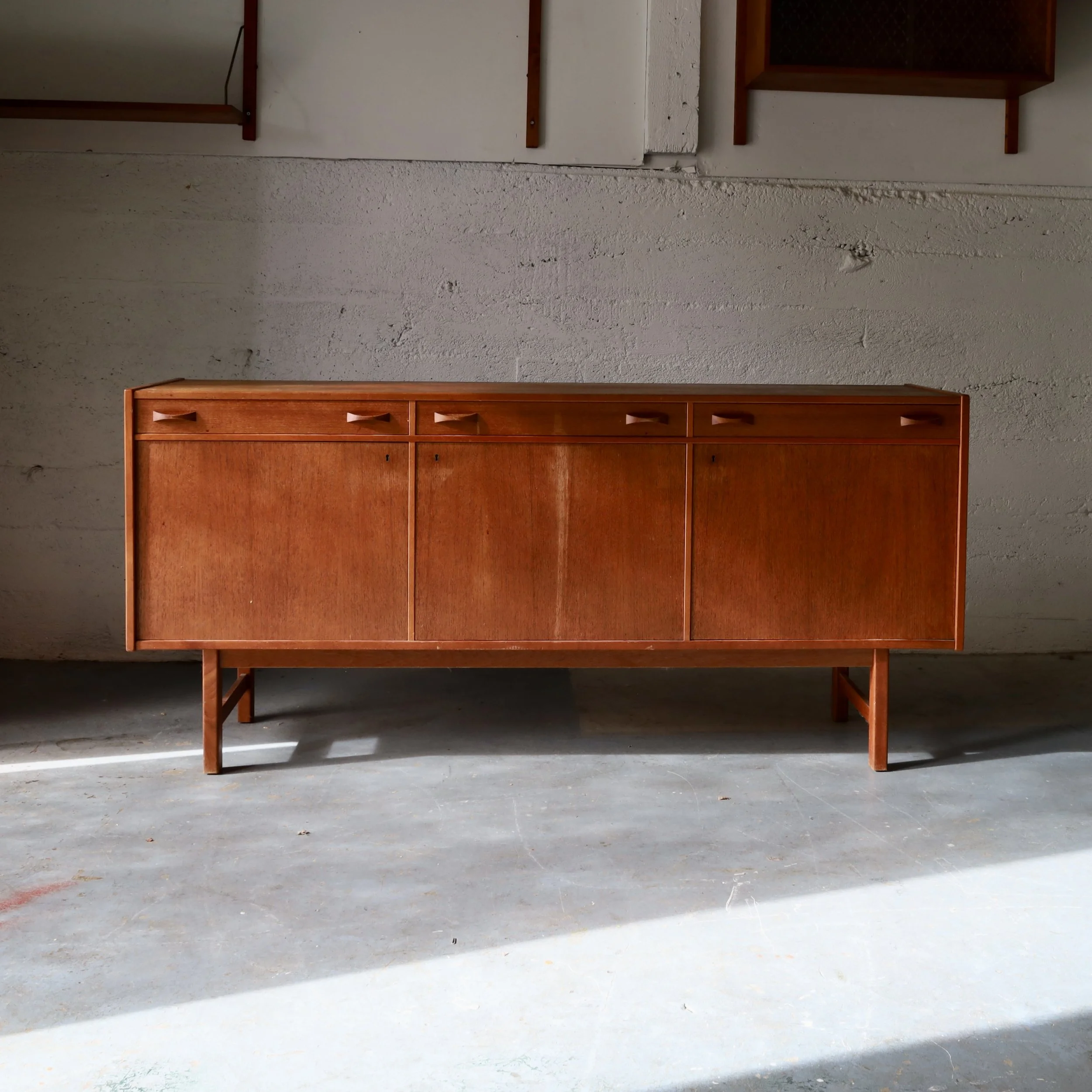 A32869 - $2950 - 72.25"L x 17"D x 33.25"H - Coming up!