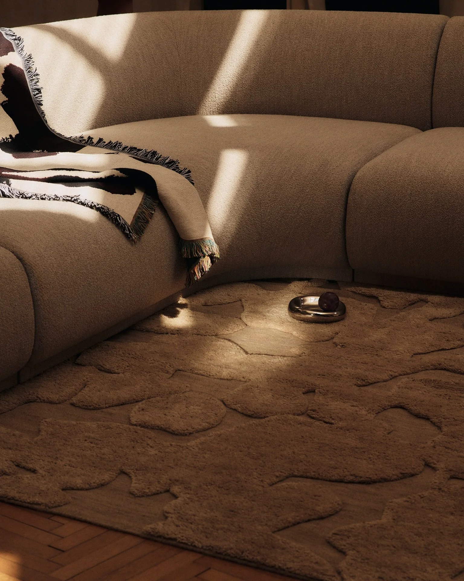 FermLiving_AW25_CillaRug_Tan_1104271848_1104271849_1104271851_AW25_RicoCorner90SoftBouclé_Natural_1104272257_1104272573_1104272574_BellureBowl_17_Silver_1104272106.jpeg