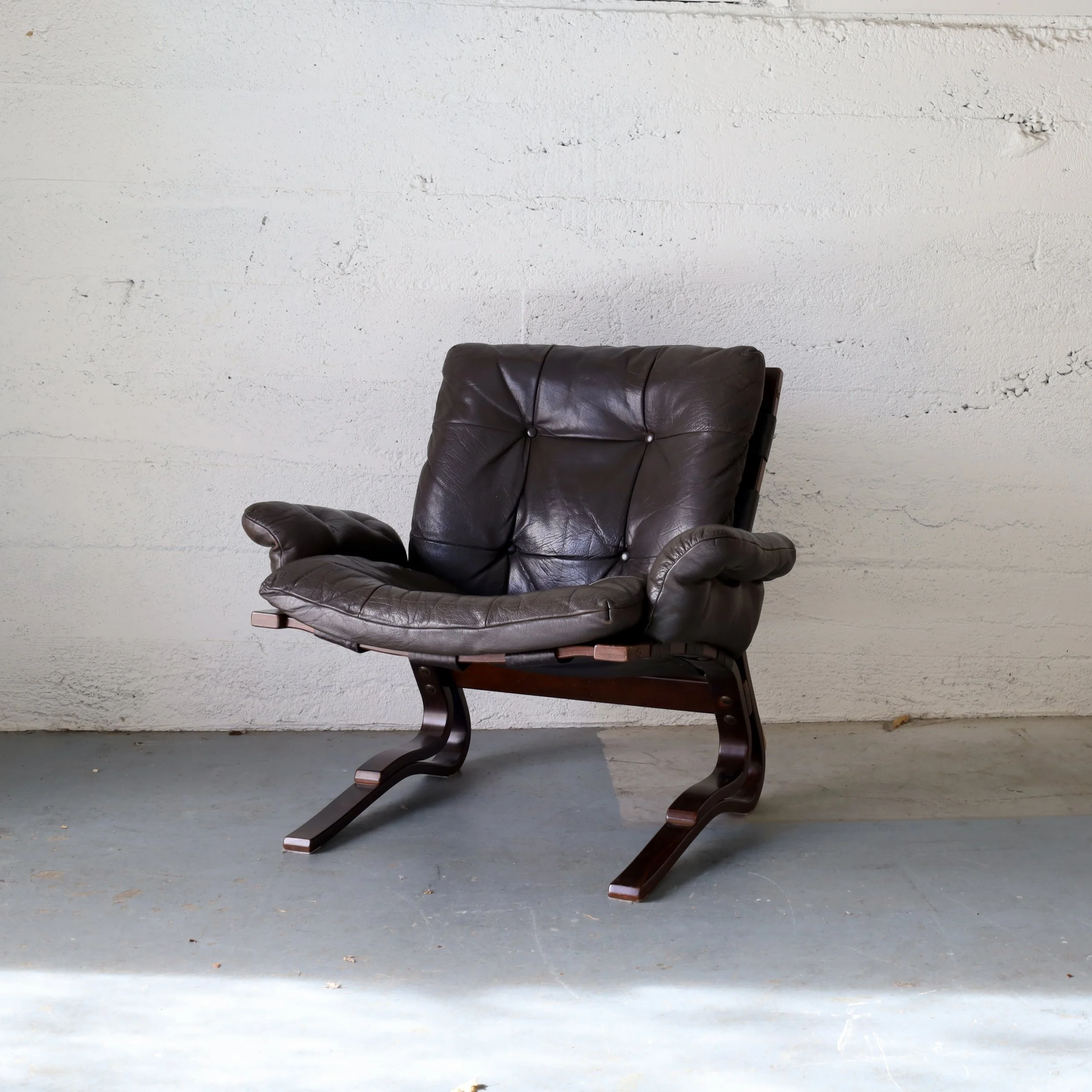 D34019 - $1550 (w/ footstool) - Coming up!