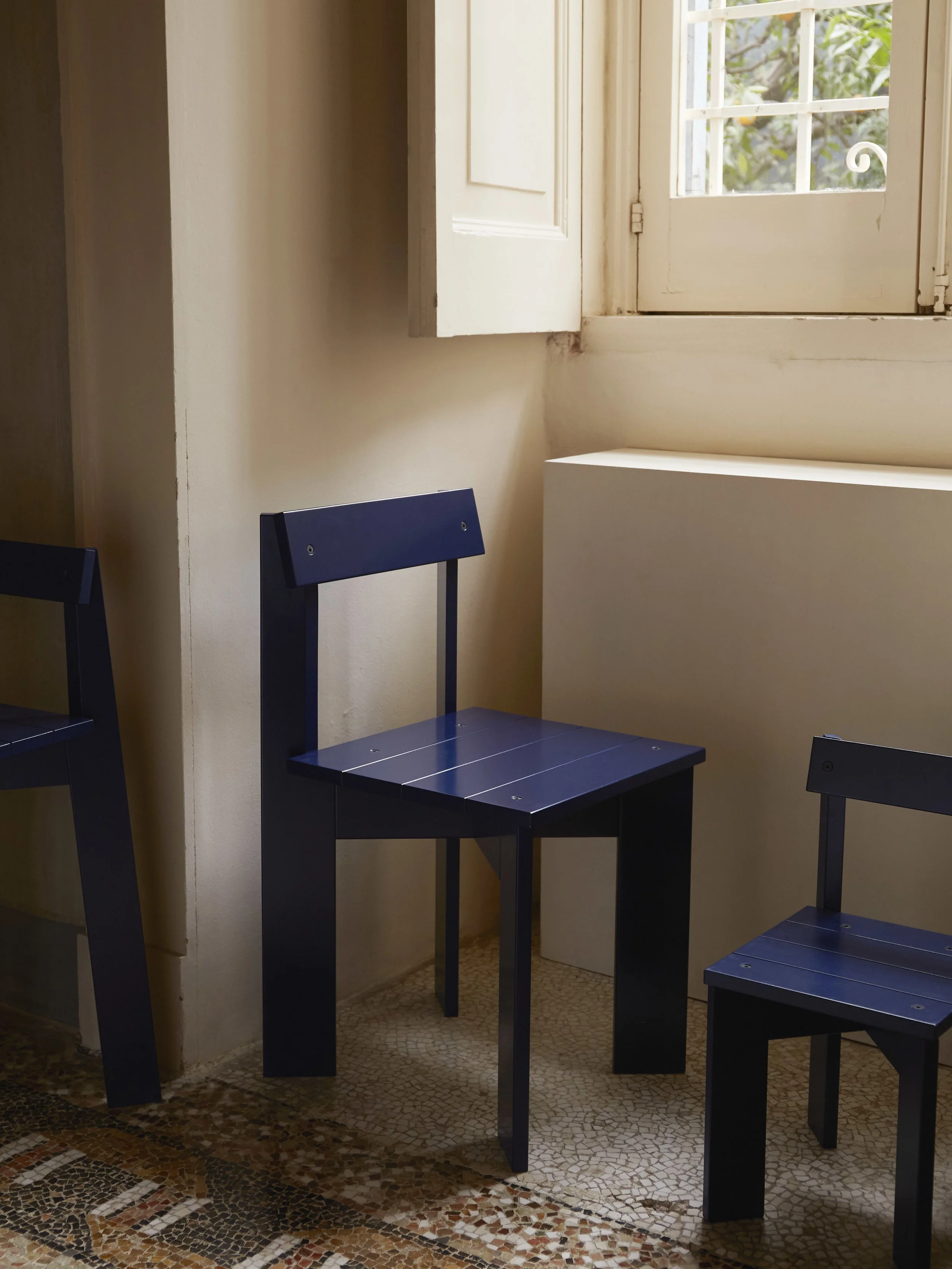 fermLIVING_SS22_ArkChairs_Blue_1104265722_1104265725_image_01.jpg