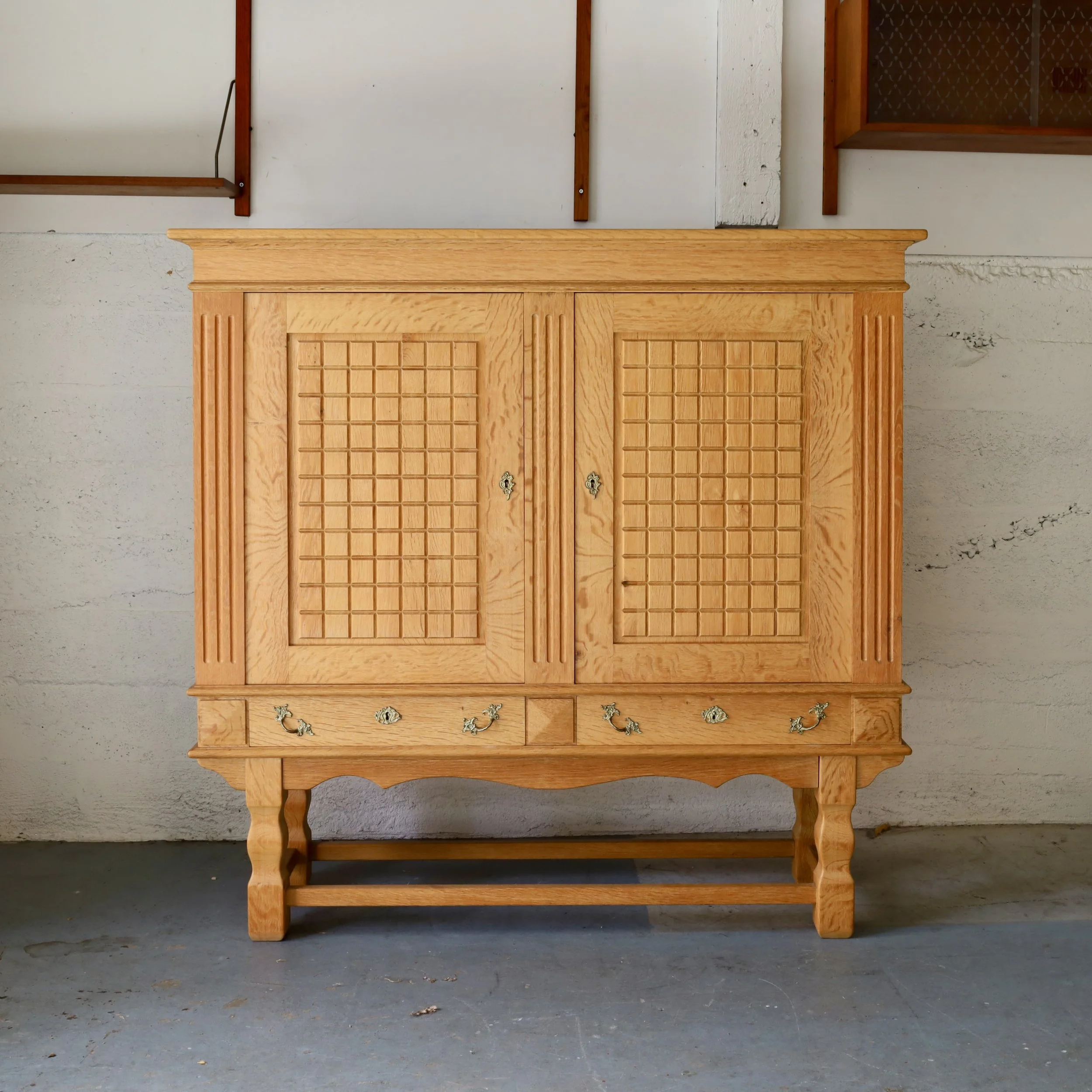 B33653 - $2150 - 57.5"W x 16.5"
D x 55.5"H - Coming up!