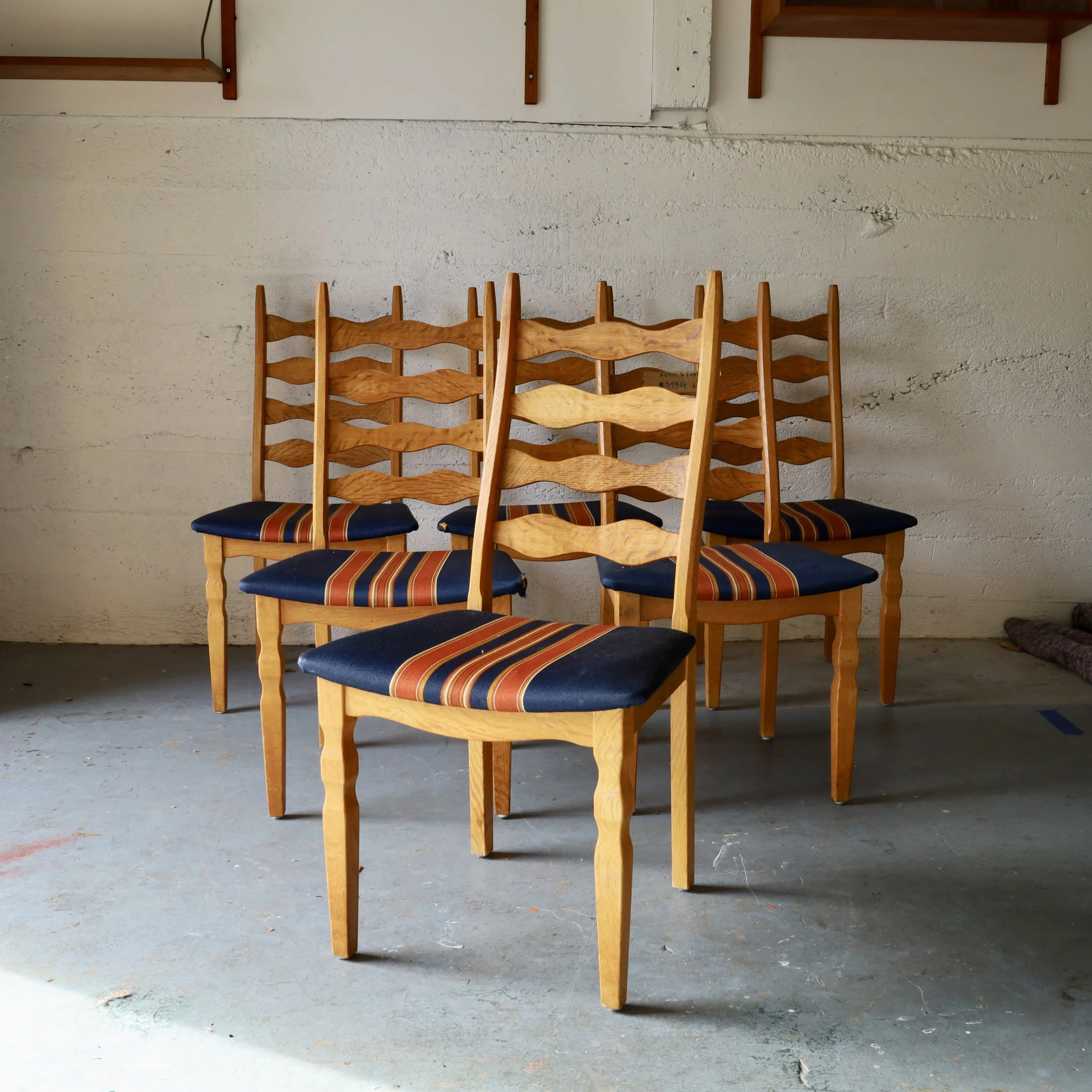 E31964 - $3150 - 20.5"W x 22.5"D x 40"H (Seat -18"H ) - To be reupholstered 