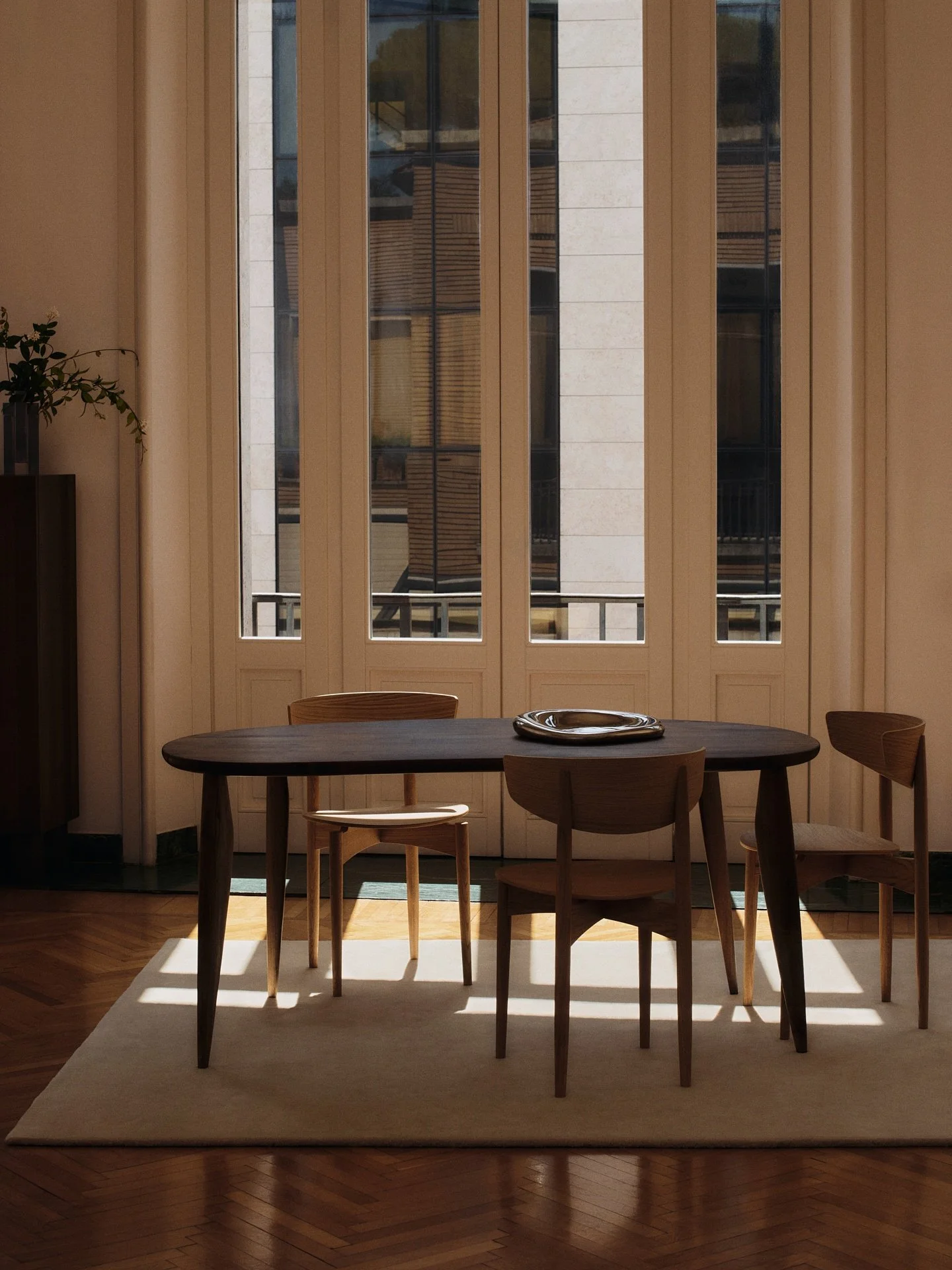 FermLiving_AW25_FeveTable_Walnut_1104272416_BellureCentrepiece_35_Silver_1104272105_HermanDiningChair_1104263538.jpeg