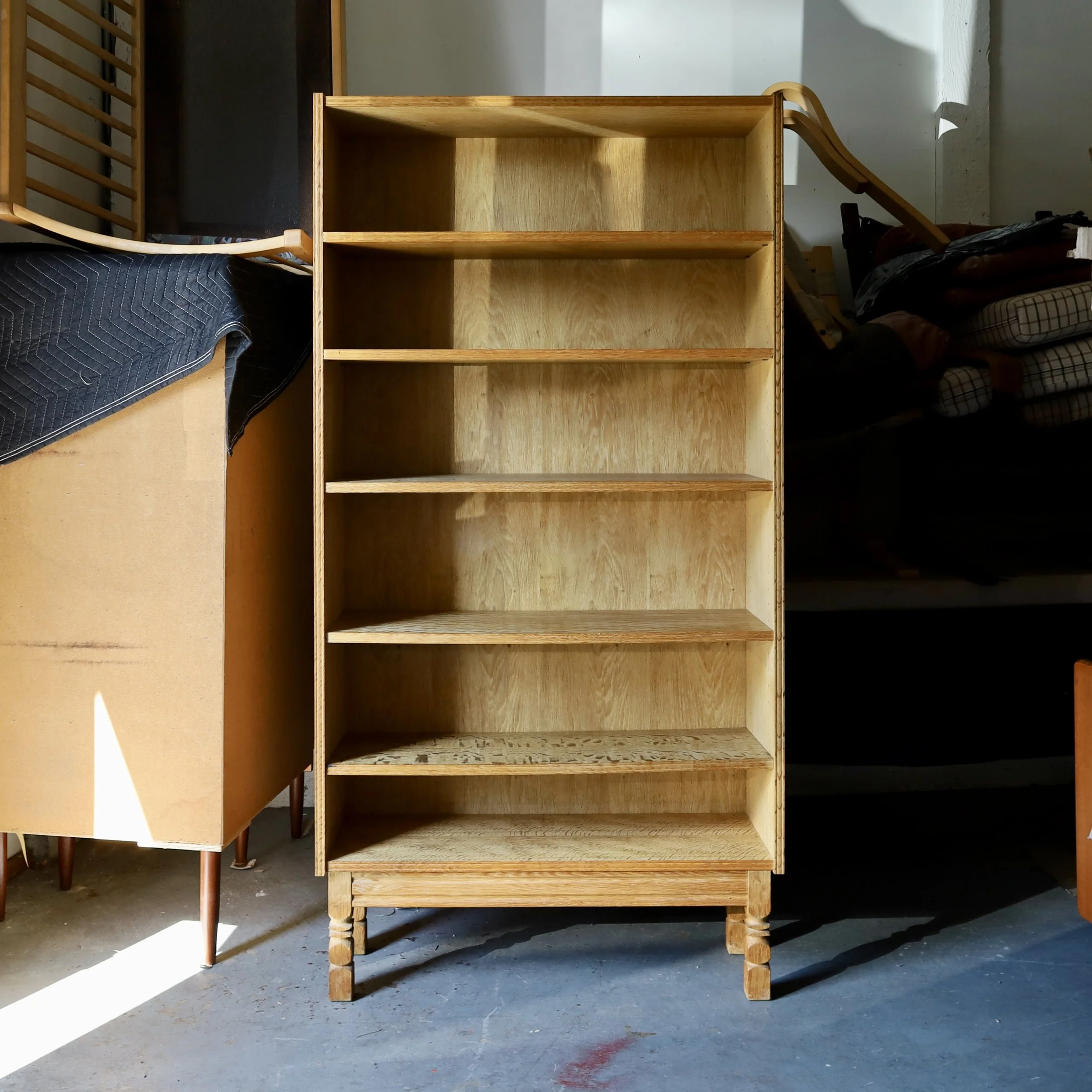 C29407 - 1970s Danish Bookcase in Oak - Coming up